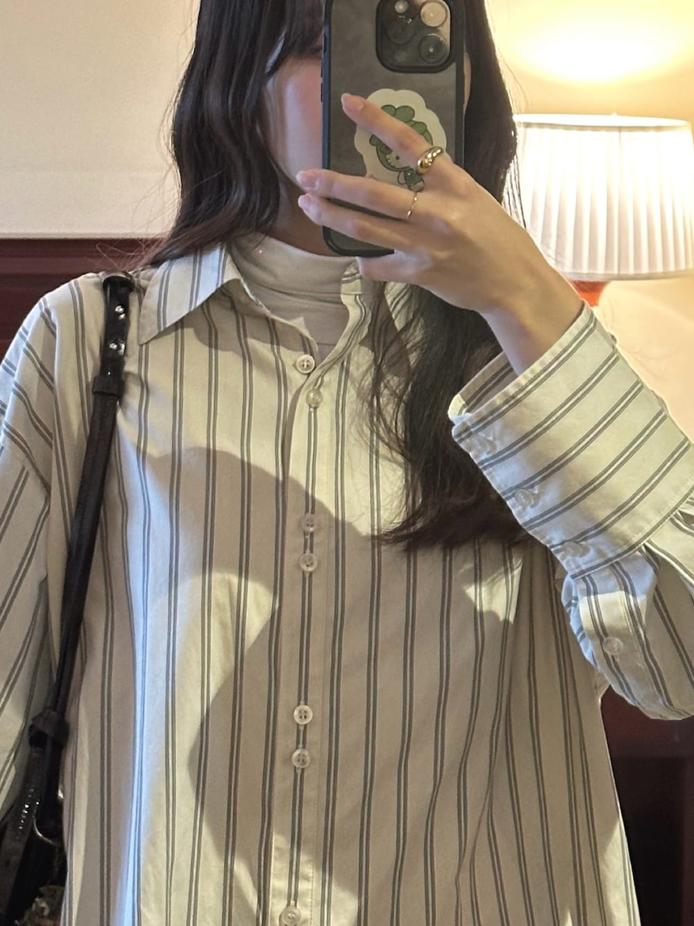 ホワイト系のシャツ/ブラウス、ブルー系のデニムパンツ、ベージュ系のサンダルを着用したレディースの冬コーディネートの4枚目の写真