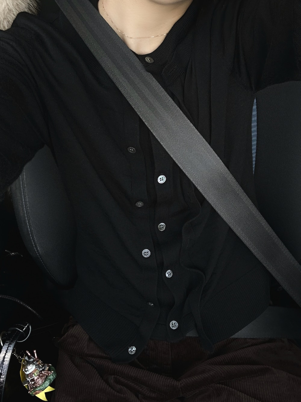 ブラック系のカーディガン/ボレロ、ブラウン系のその他パンツ、ブラック系のハンドバッグを着用したレディースの春コーディネートの4枚目の写真