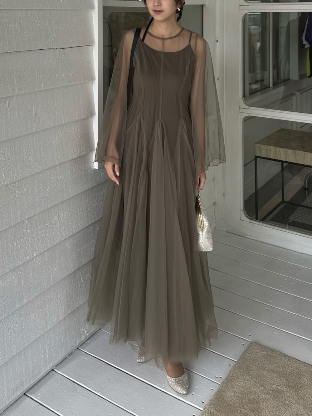 ベージュ系のドレス、シルバー系のパンプスを着用したレディースの秋コーディネートの3枚目の写真