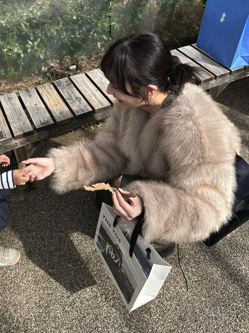 ベージュ系のその他アウター、グリーン系のその他パンツを着用したレディースの秋コーディネートの3枚目の写真