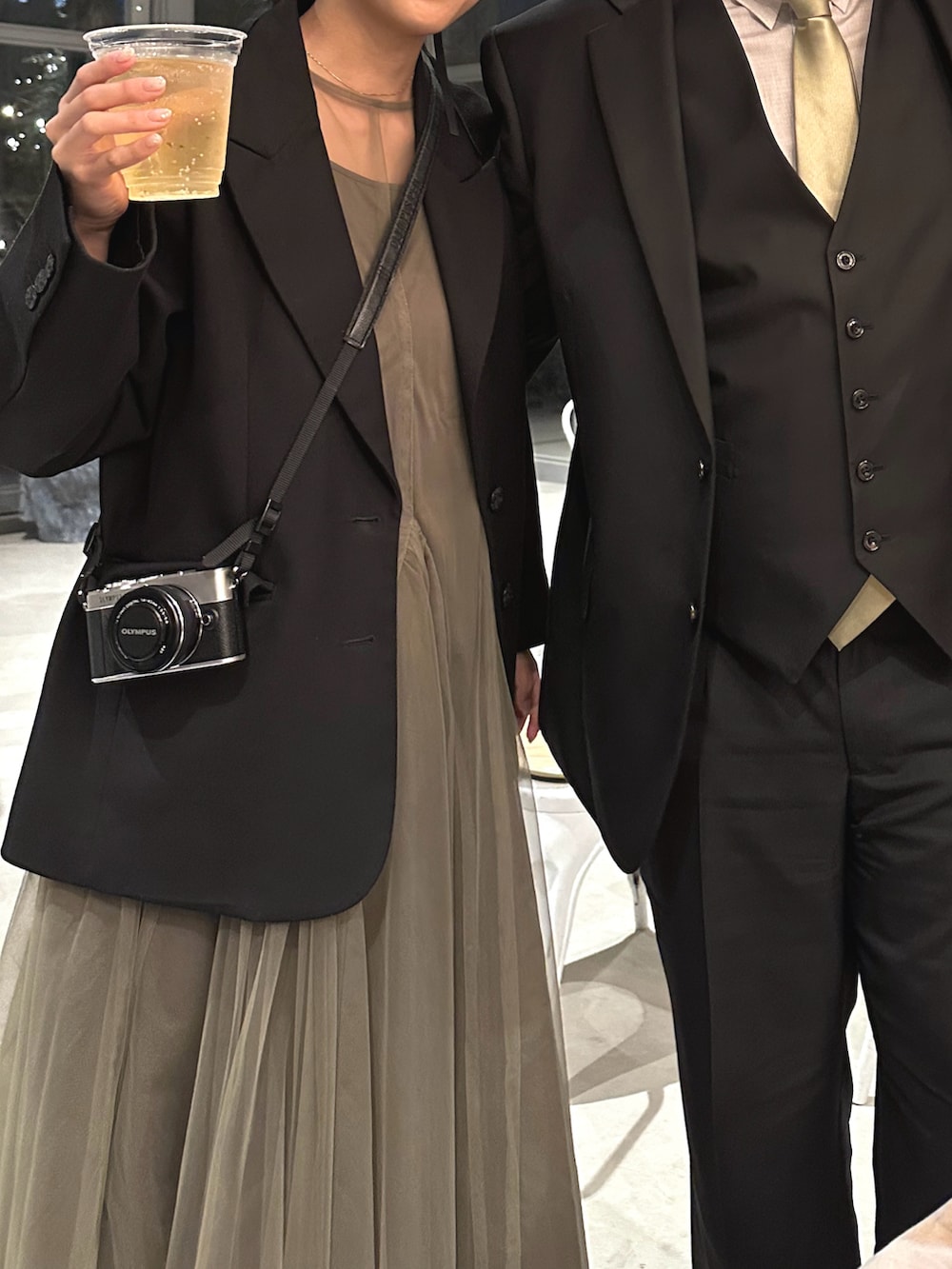 ベージュ系のドレス、シルバー系のパンプスを着用したレディースの秋コーディネートの4枚目の写真