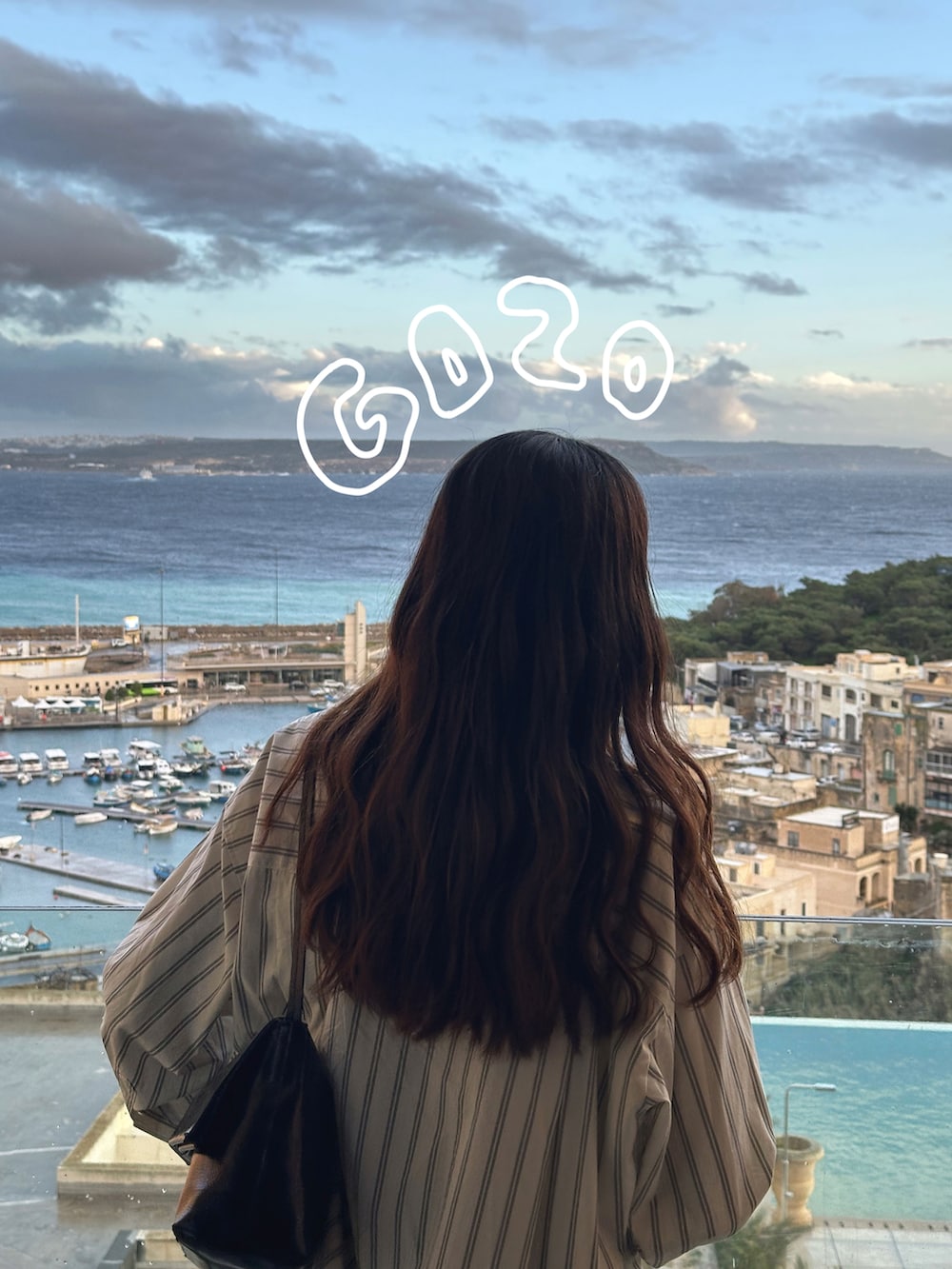 ホワイト系のシャツ/ブラウス、ブルー系のデニムパンツ、ベージュ系のサンダルを着用したレディースの冬コーディネートの5枚目の写真