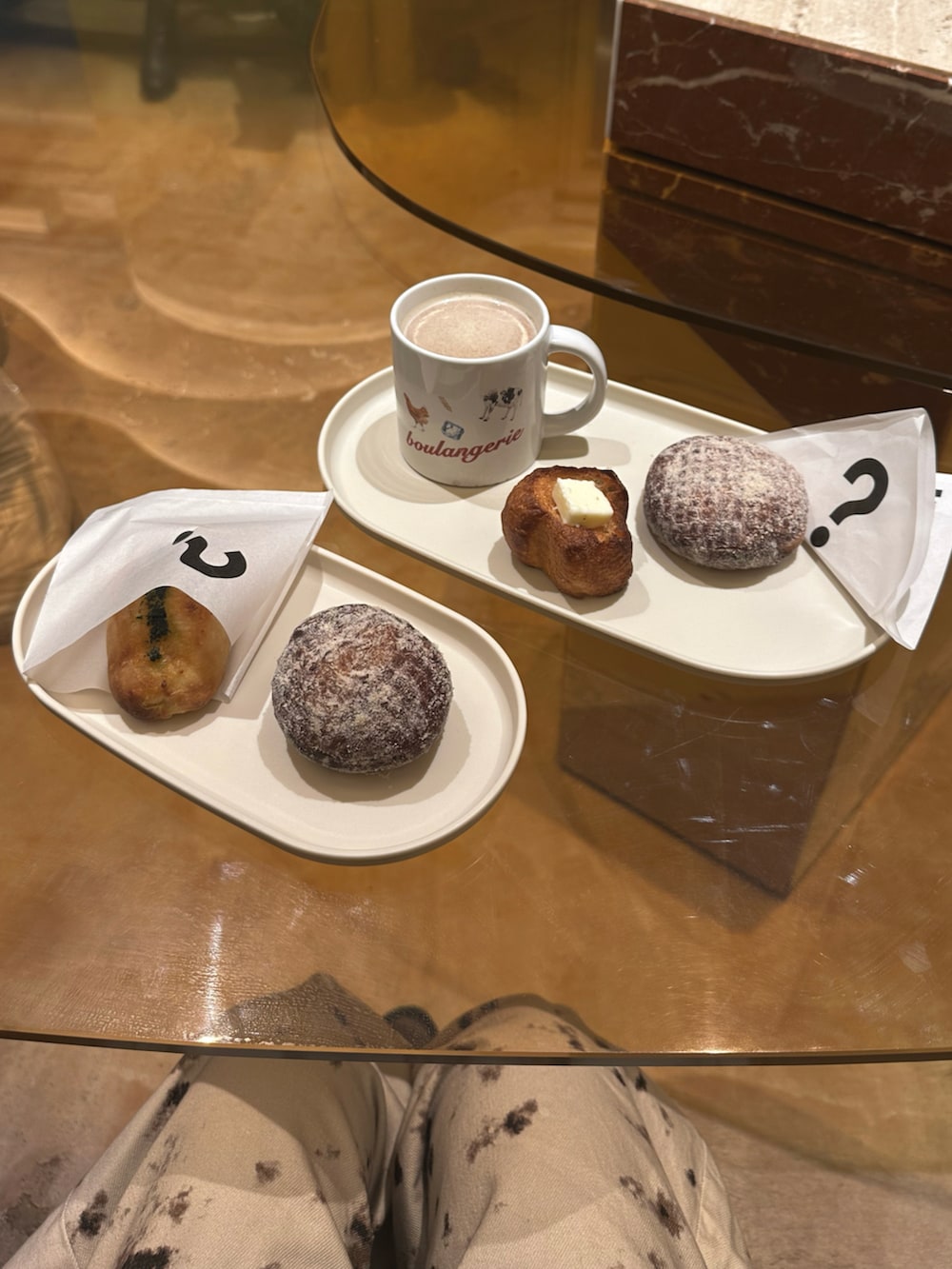 ホワイト系のデニムパンツ、ブラック系のテーラードジャケット、ブラウン系のトートバッグを着用したレディースの秋コーディネートの5枚目の写真