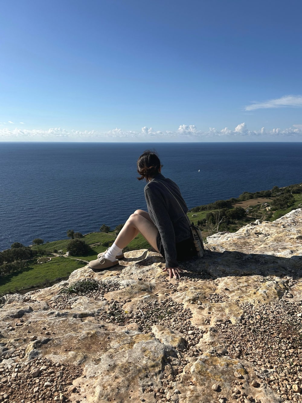 ブラック系のその他パンツ、グレー系のニット/セーター、ベージュ系のサンダルを着用したレディースの冬コーディネートの5枚目の写真