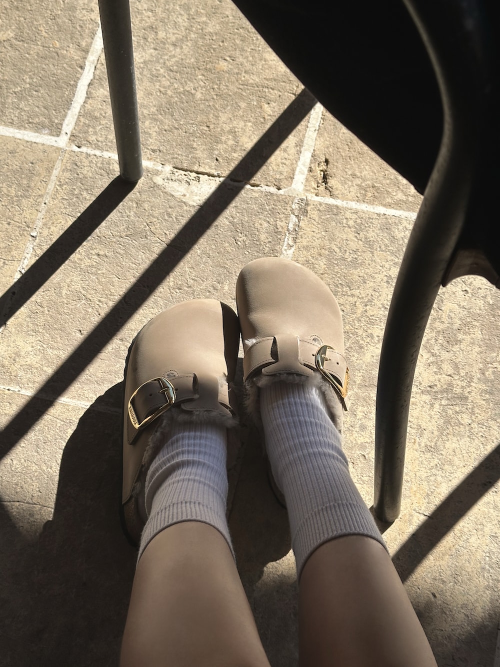 ブラック系のその他パンツ、グレー系のニット/セーター、ベージュ系のサンダルを着用したレディースの冬コーディネートの4枚目の写真