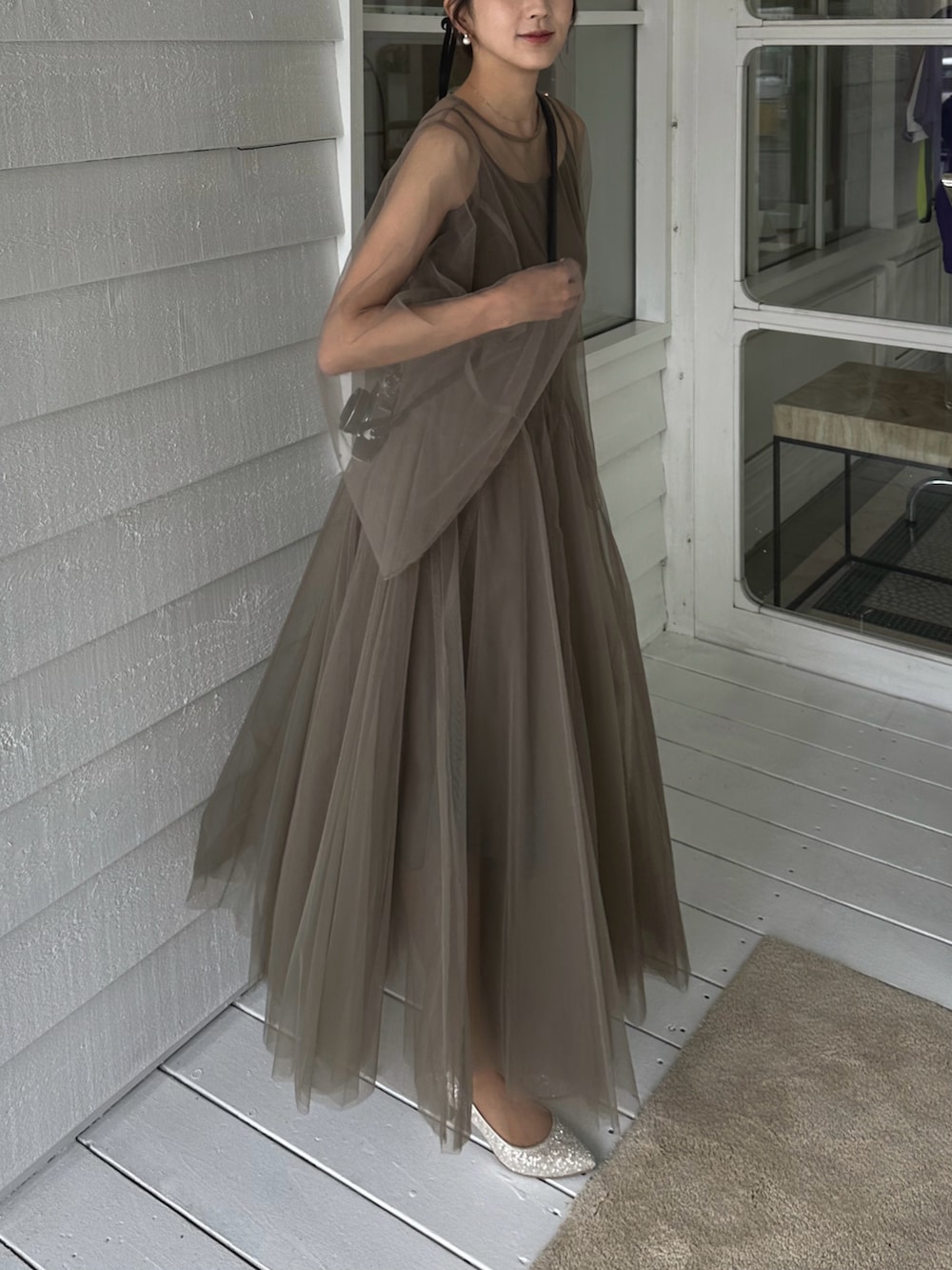 ベージュ系のドレス、シルバー系のパンプスを着用したレディースの秋コーディネートの2枚目の写真