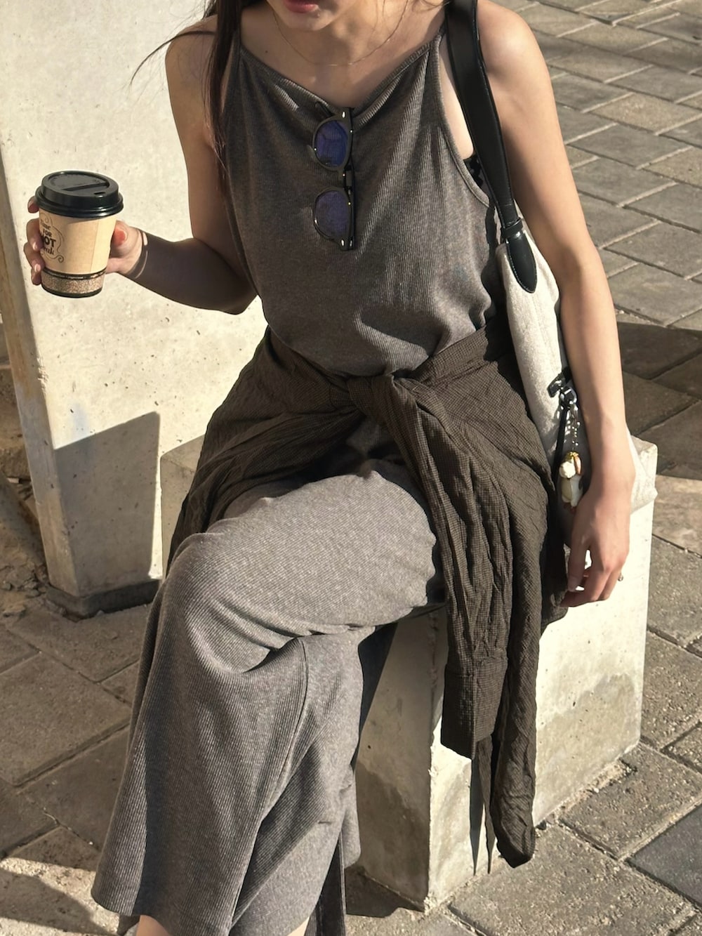 グレー系のワンピース、ブラック系のスリッポン、グリーン系のシャツ/ブラウスを着用したレディースの秋コーディネートの3枚目の写真