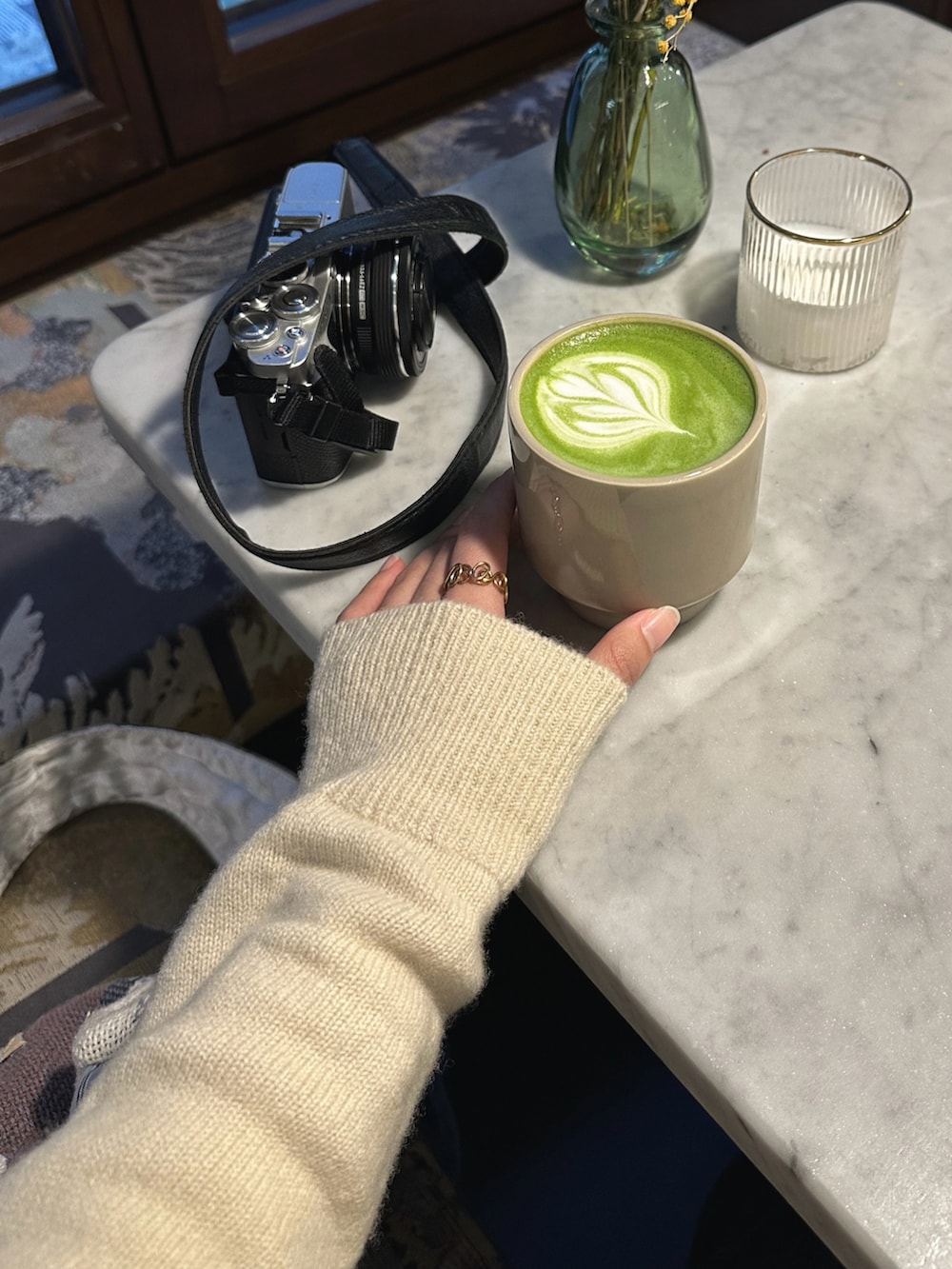 ブラック系のローファー、ホワイト系のニット/セーター、ブラック系のデニムパンツを着用したレディースの春コーディネートの3枚目の写真