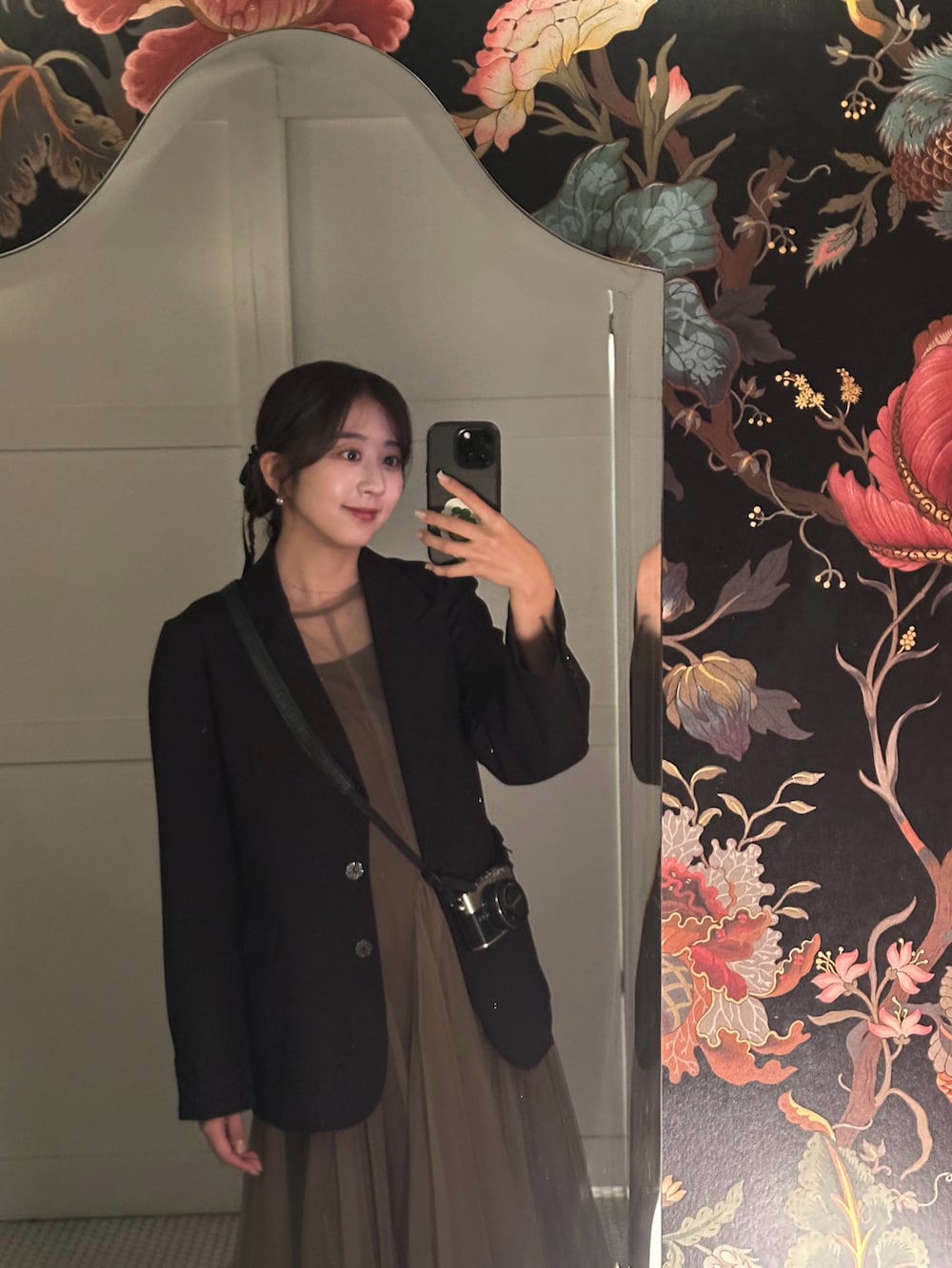 ベージュ系のドレス、シルバー系のパンプスを着用したレディースの秋コーディネートの5枚目の写真