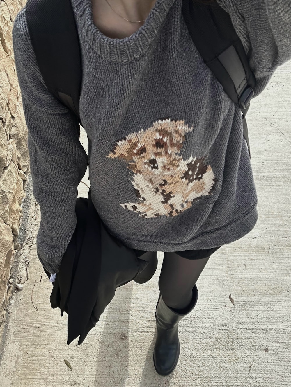 ブラウン系のトートバッグ、グレー系のニット/セーター、ブラック系のその他パンツを着用したレディースの春コーディネートの5枚目の写真