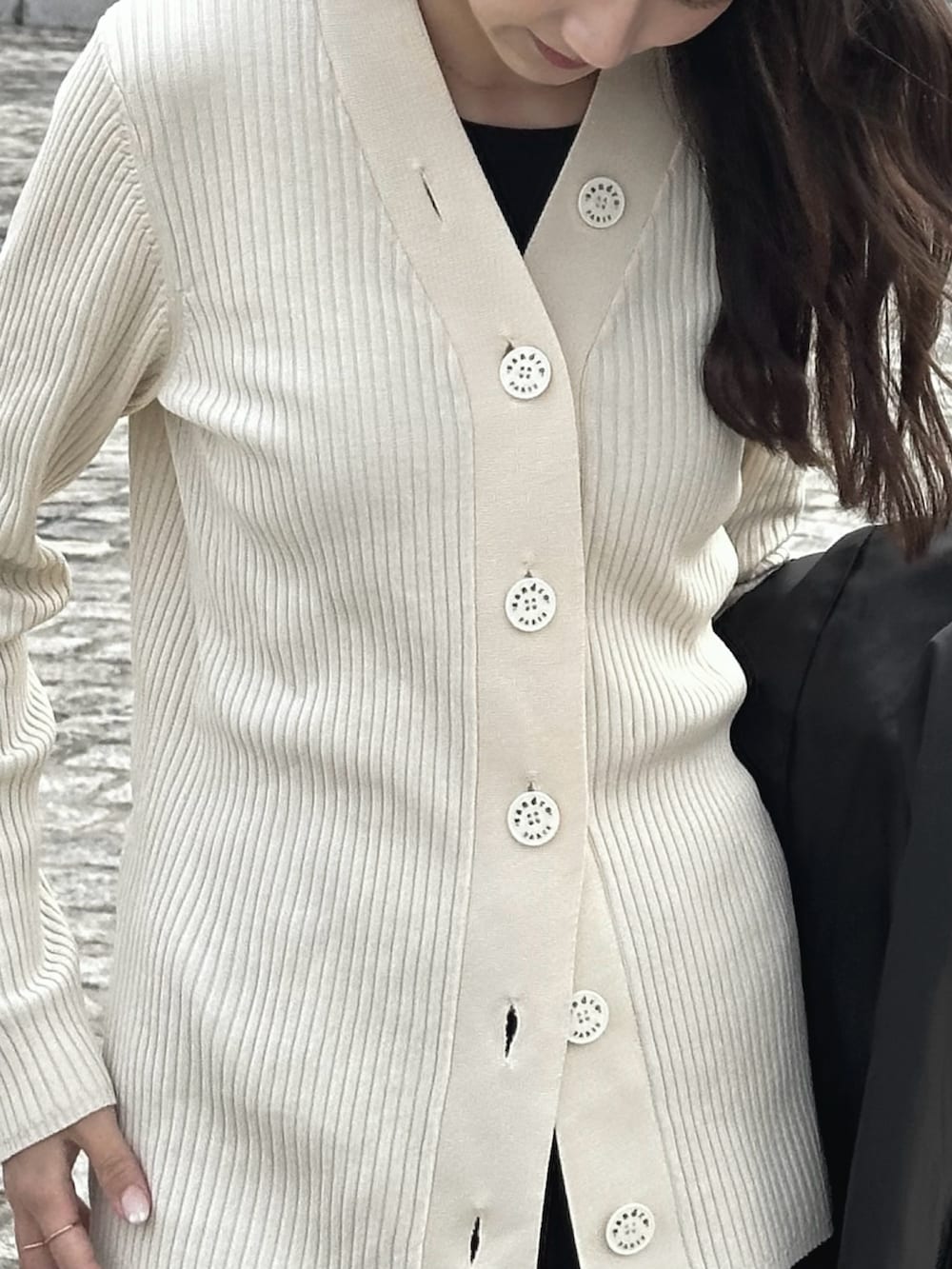 ホワイト系のニット/セーター、ブラック系のテーラードジャケット、ブラック系のその他パンツを着用したレディースの秋コーディネートの5枚目の写真