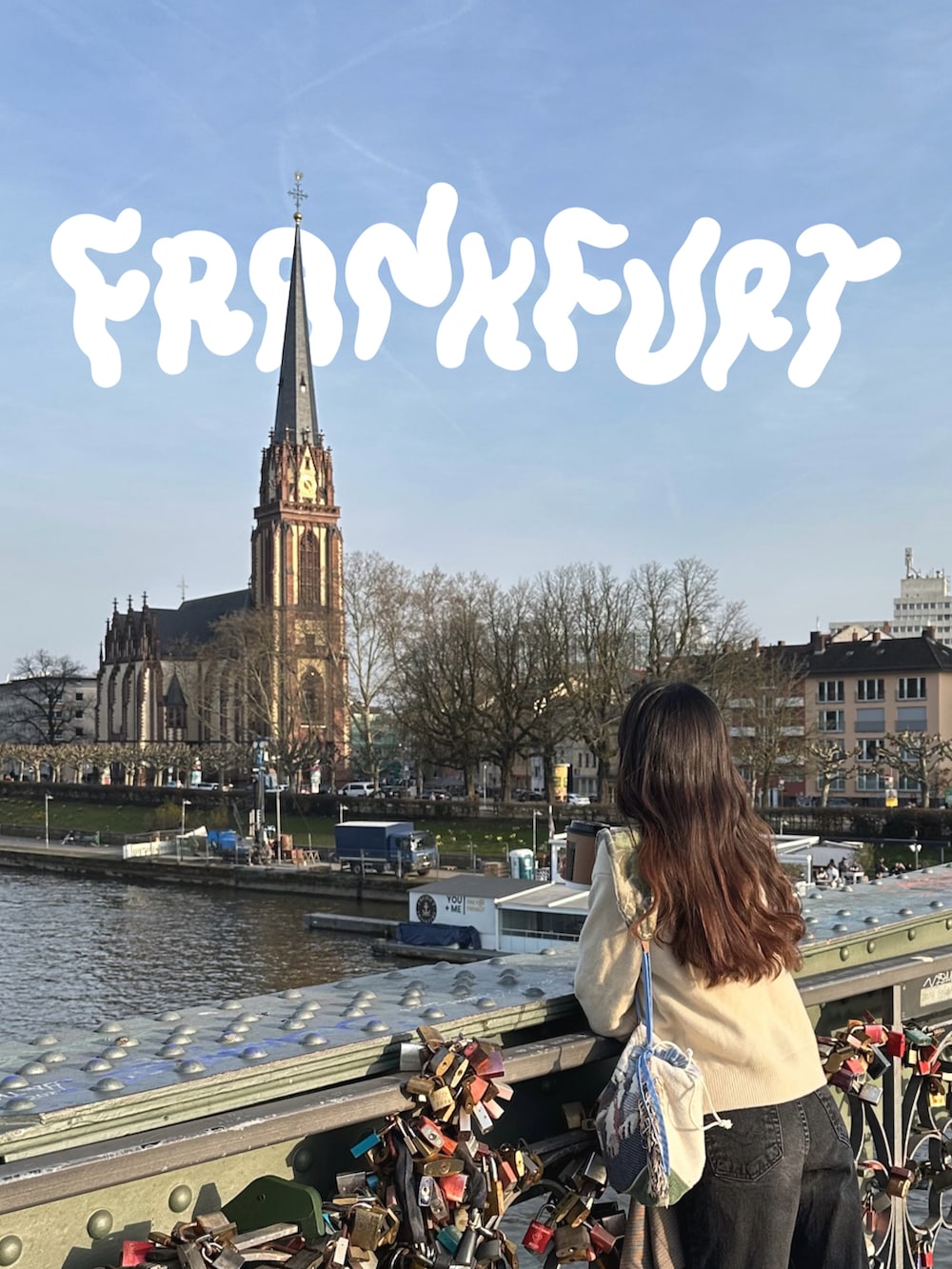 ブラック系のローファー、ホワイト系のニット/セーター、ブラック系のデニムパンツを着用したレディースの春コーディネートの5枚目の写真