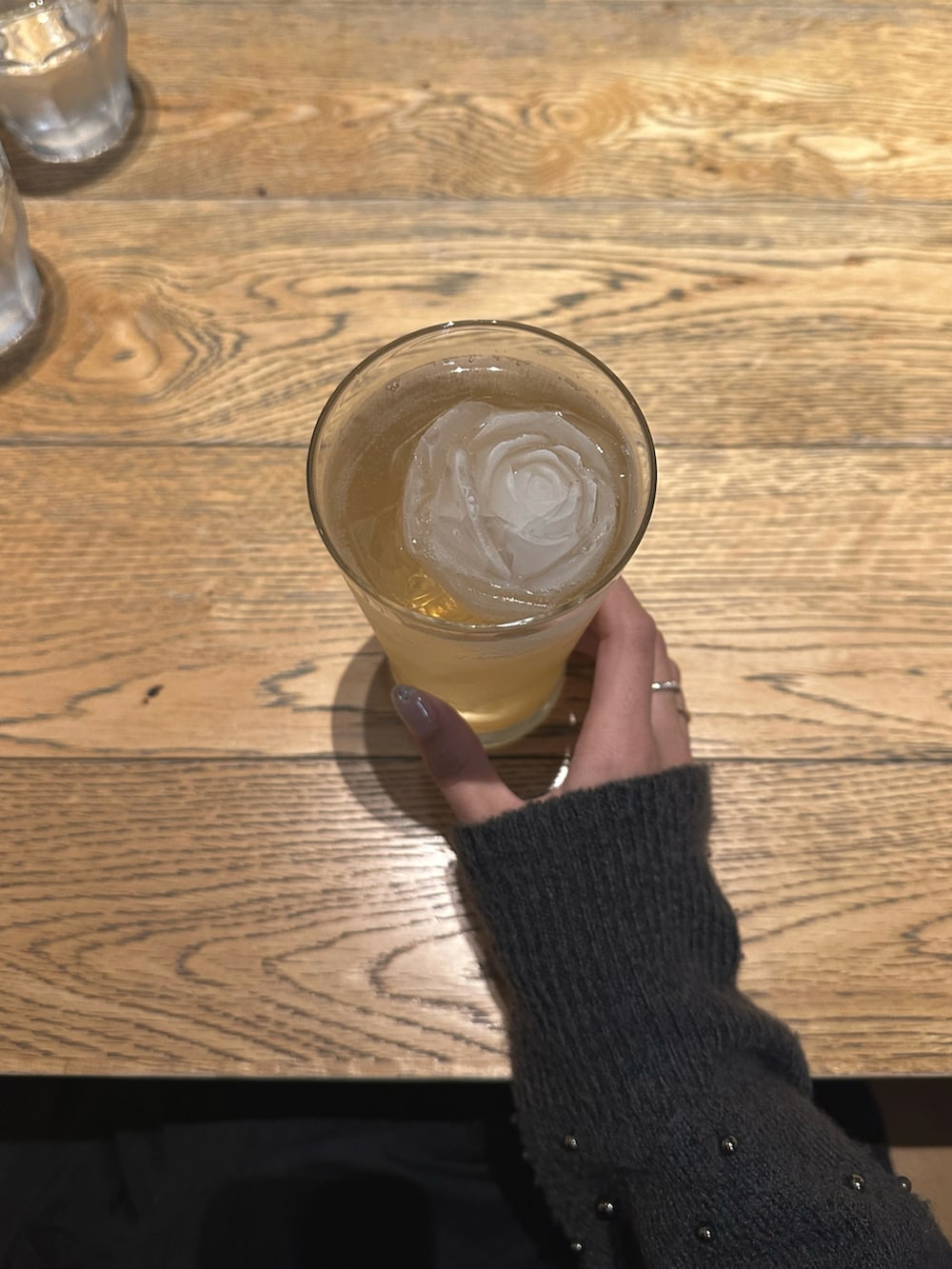 ブラック系のハンドバッグ、グレー系のニット/セーター、ブラック系のワンピースを着用したレディースの秋コーディネートの5枚目の写真