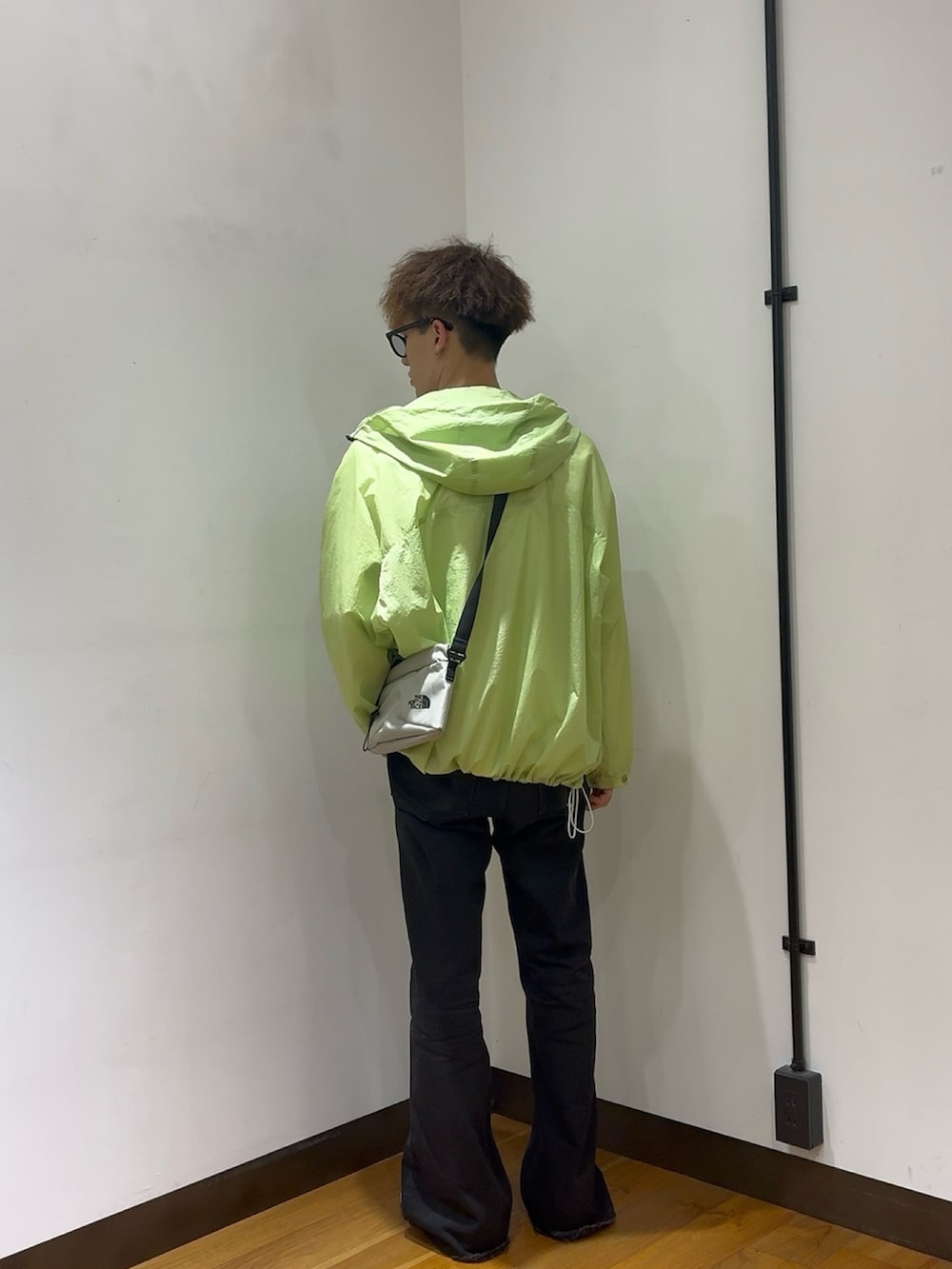 ホワイト系のTシャツ/カットソー、ブラック系のスニーカー、ホワイト系のショルダーバッグを着用したメンズの秋コーディネートの3枚目の写真