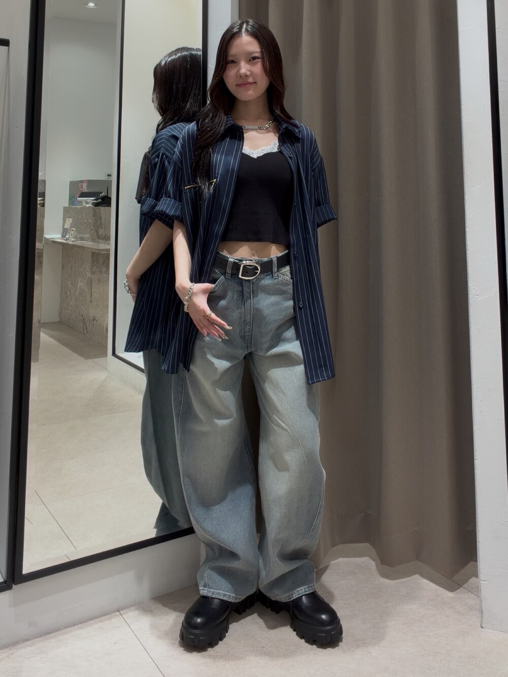 ブルー系のシャツ/ブラウス、ブルー系のデニムパンツ、ブラック系のその他シューズを着用したレディースの夏コーディネートの2枚目の写真