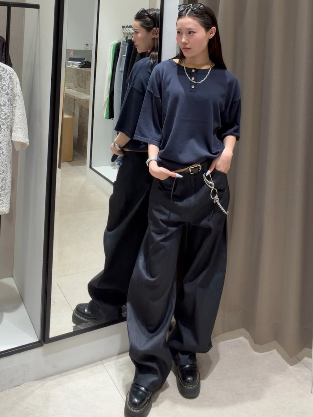 ブルー系のTシャツ/カットソー、ブルー系のデニムパンツ、ブラック系のベルトを着用したレディースの春コーディネートの3枚目の写真