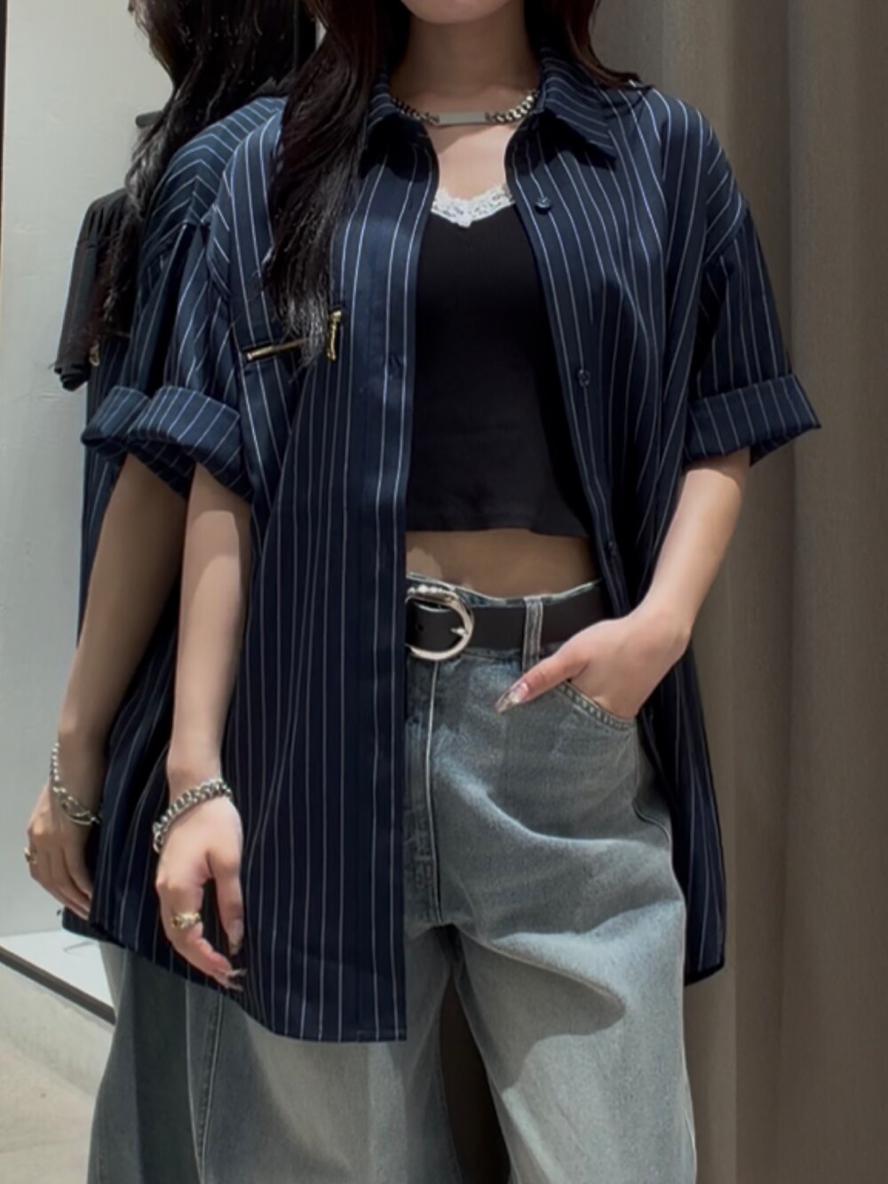 ブルー系のシャツ/ブラウス、ブルー系のデニムパンツ、ブラック系のその他シューズを着用したレディースの夏コーディネートの4枚目の写真