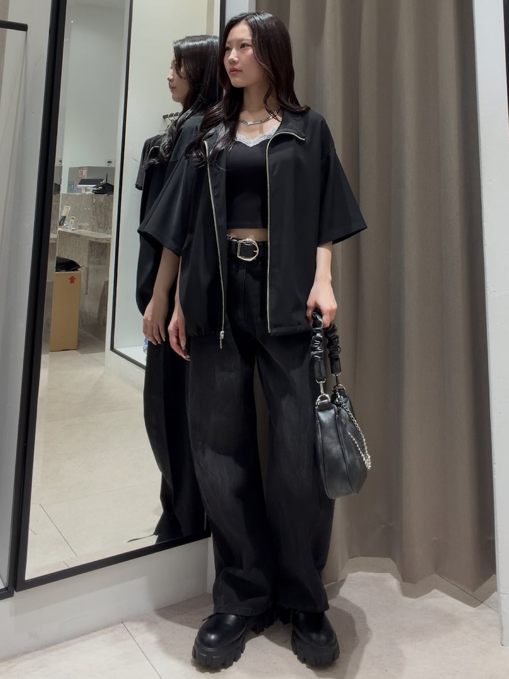 ブラック系のシャツ/ブラウス、ブラック系のデニムパンツ、ブラック系のその他シューズを着用したレディースの夏コーディネートの2枚目の写真