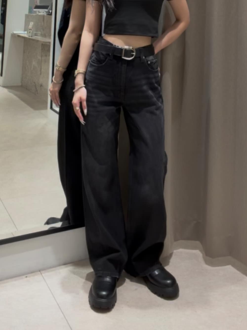 ブラック系のデニムパンツ、ブラック系のその他シューズ、ブラック系のベルトを着用したレディースの夏コーディネートの4枚目の写真