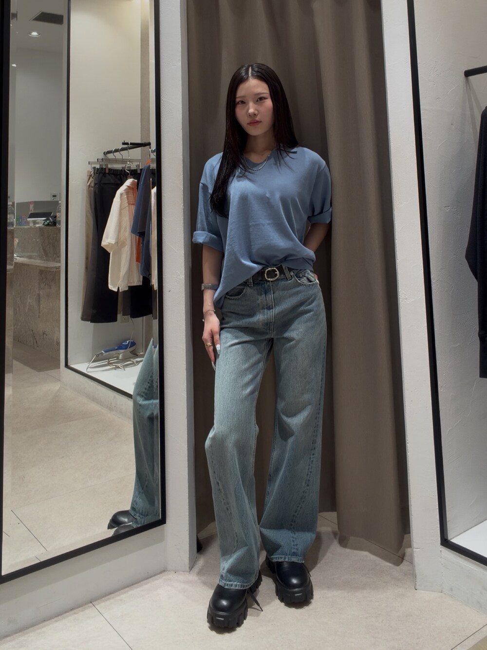 ブルー系のTシャツ/カットソー、ブルー系のデニムパンツ、ブラック系のその他シューズを着用したレディースの春コーディネートの2枚目の写真