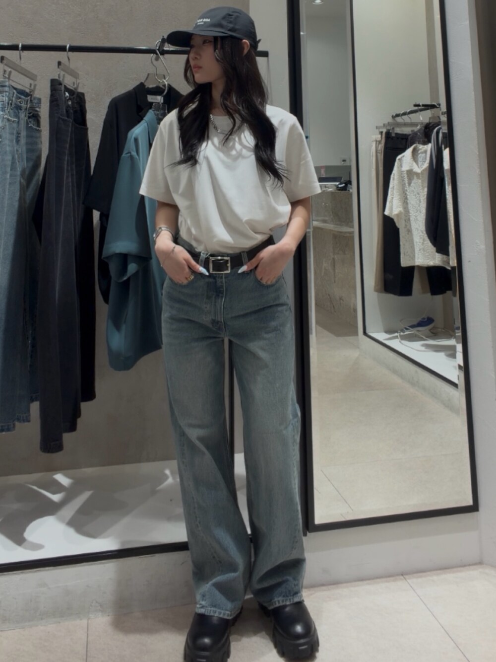ホワイト系のTシャツ/カットソー、ブラック系のその他シューズ、ブルー系のデニムパンツを着用したレディースの春コーディネートの2枚目の写真