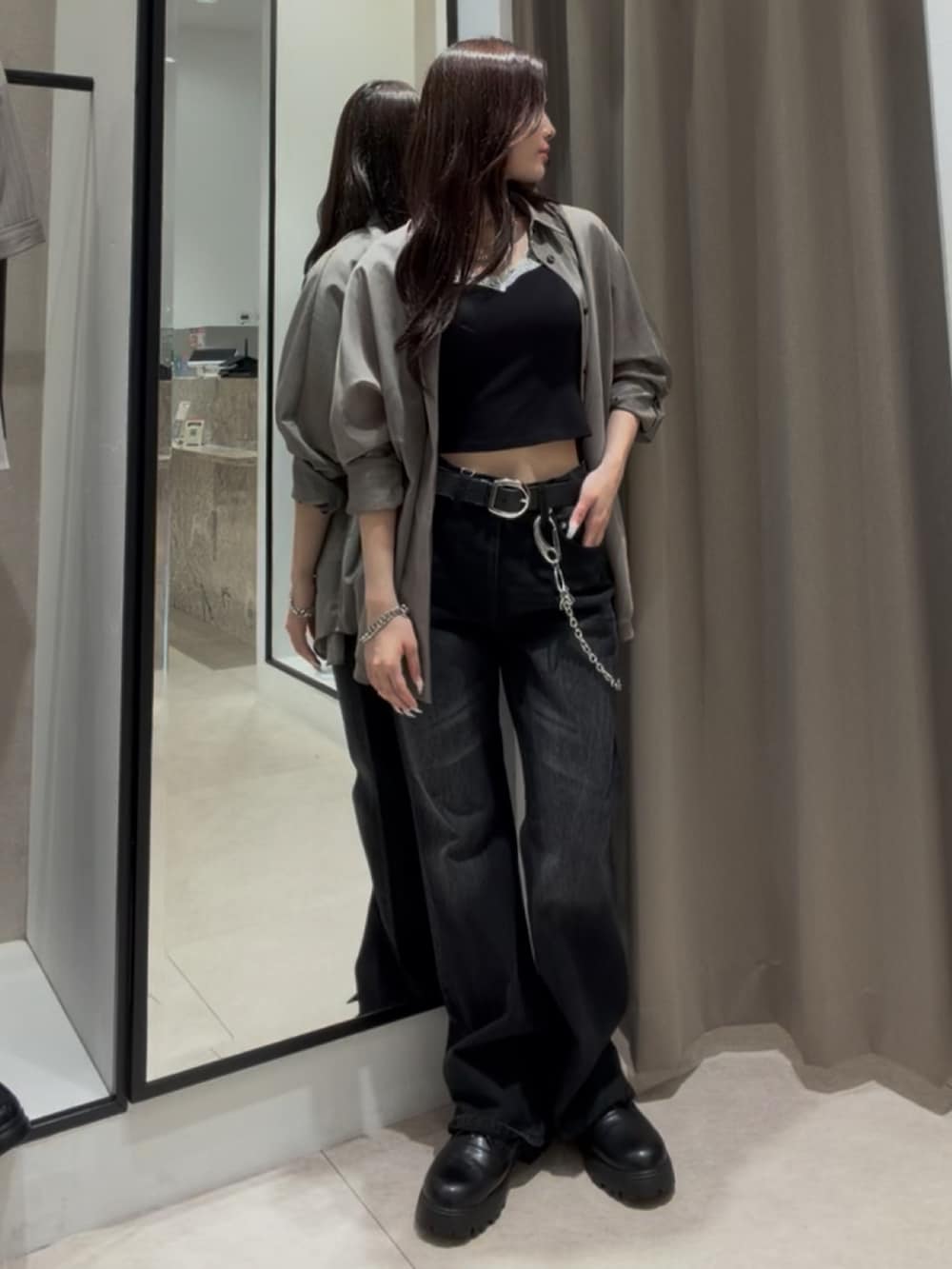 グレー系のシャツ/ブラウス、ブルー系のデニムパンツ、ブラック系のその他シューズを着用したレディースの夏コーディネートの3枚目の写真