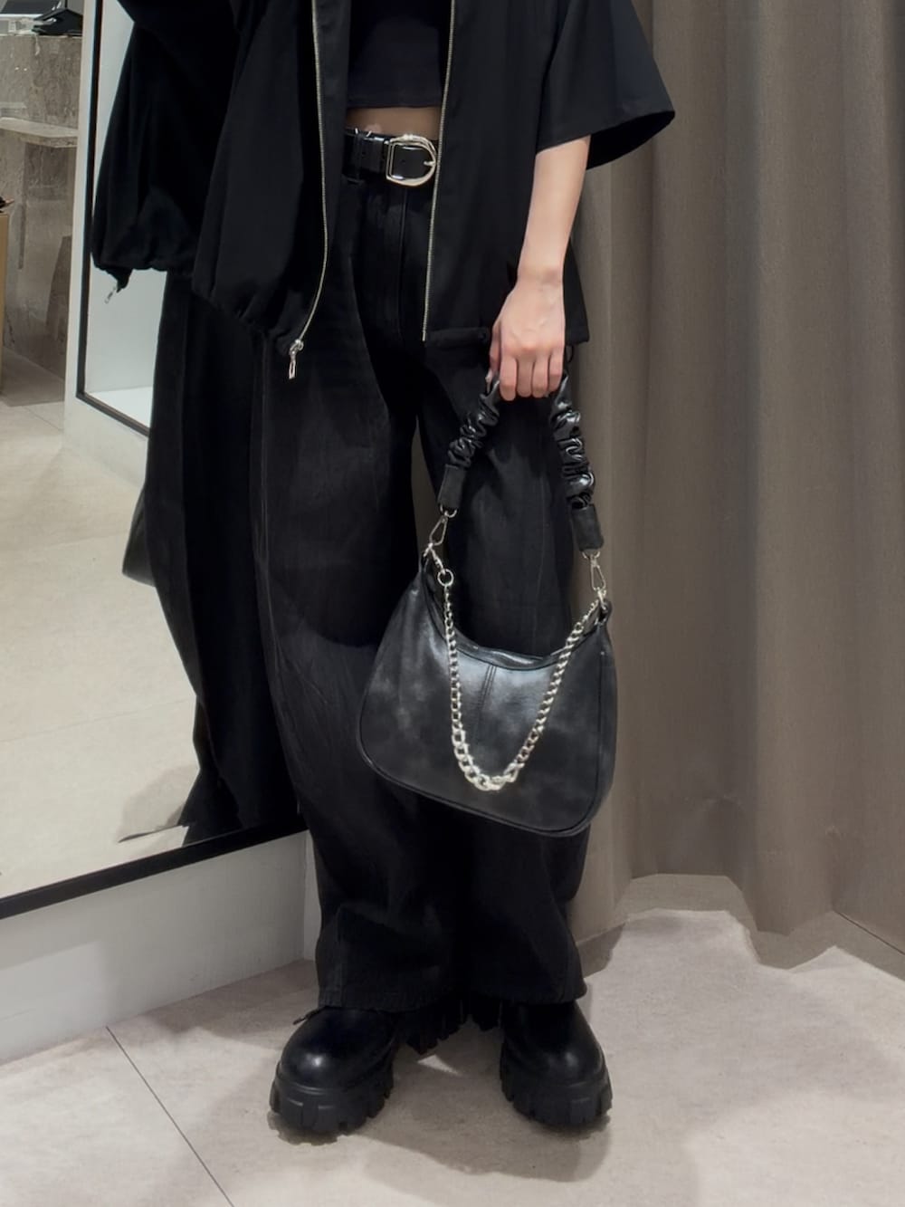 ブラック系のシャツ/ブラウス、ブラック系のデニムパンツ、ブラック系のその他シューズを着用したレディースの夏コーディネートの3枚目の写真