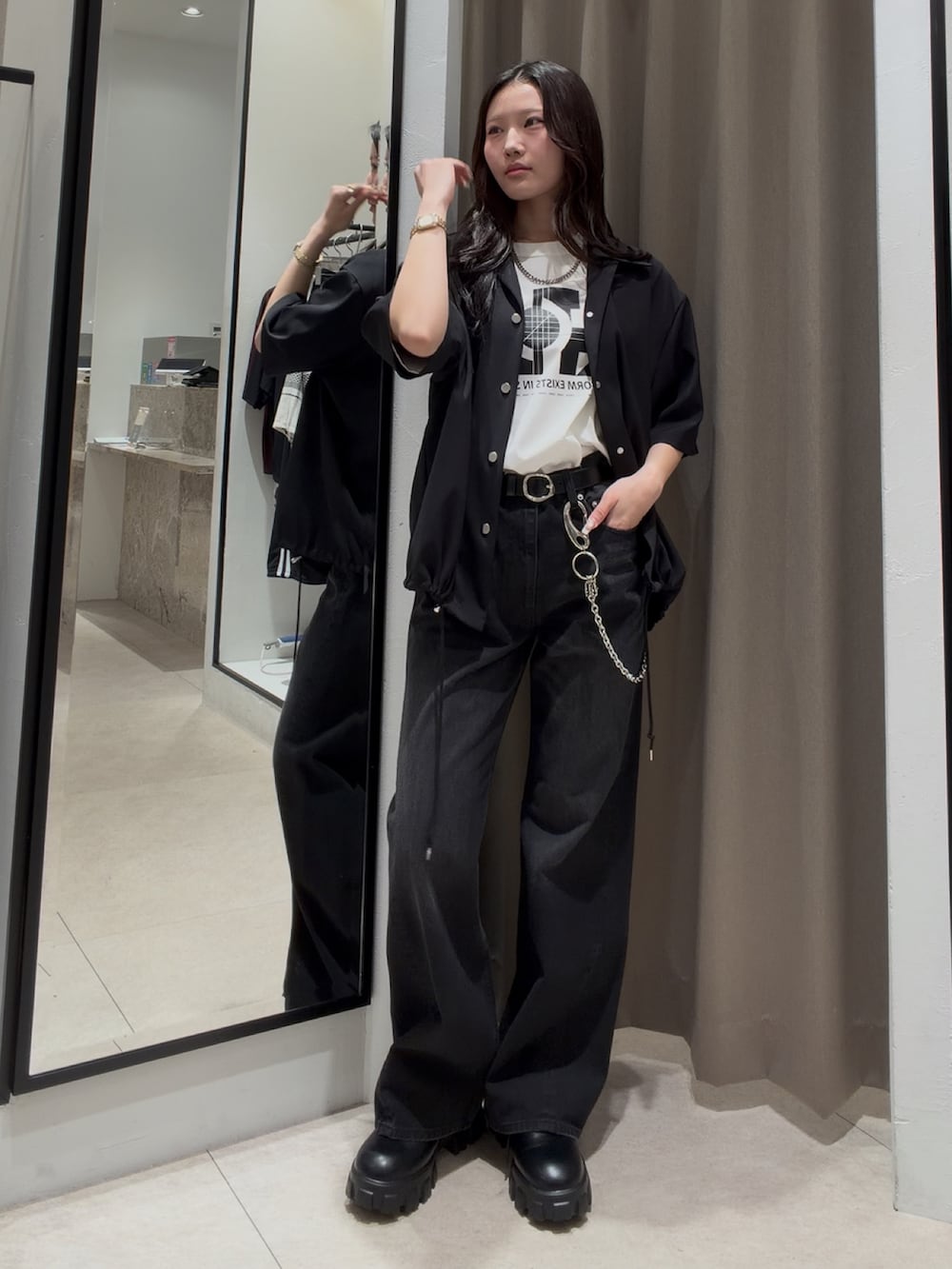 ブラック系のその他シューズ、ブラック系のデニムパンツ、ブラック系のシャツ/ブラウスを着用したレディースの夏コーディネートの3枚目の写真