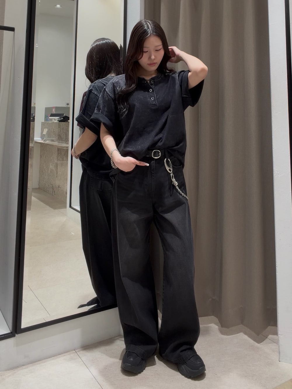 ブラック系のデニムパンツ、グレー系のTシャツ/カットソー、ブラック系のベルトを着用したレディースの夏コーディネートの3枚目の写真