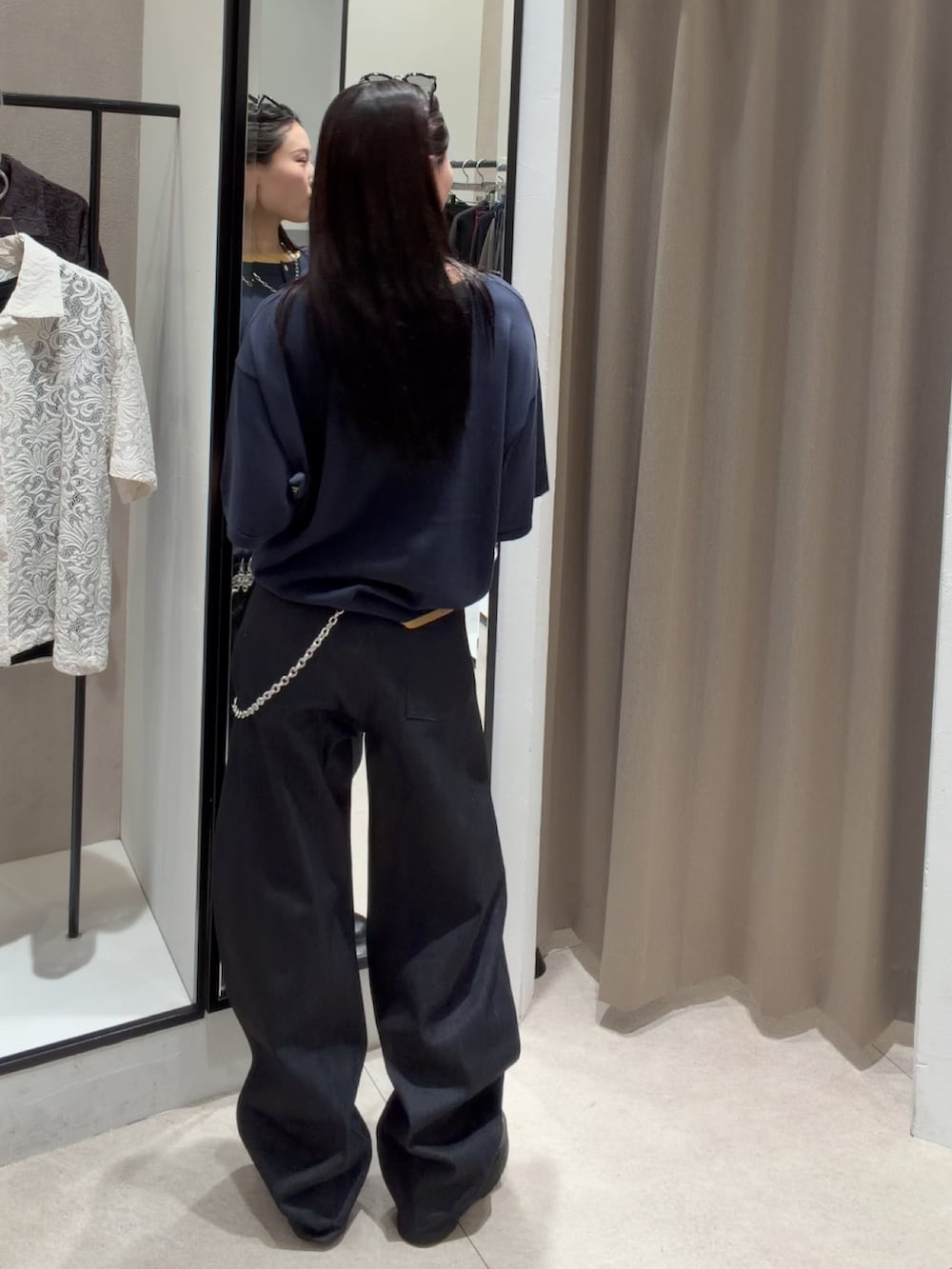 ブルー系のTシャツ/カットソー、ブルー系のデニムパンツ、ブラック系のベルトを着用したレディースの春コーディネートの5枚目の写真