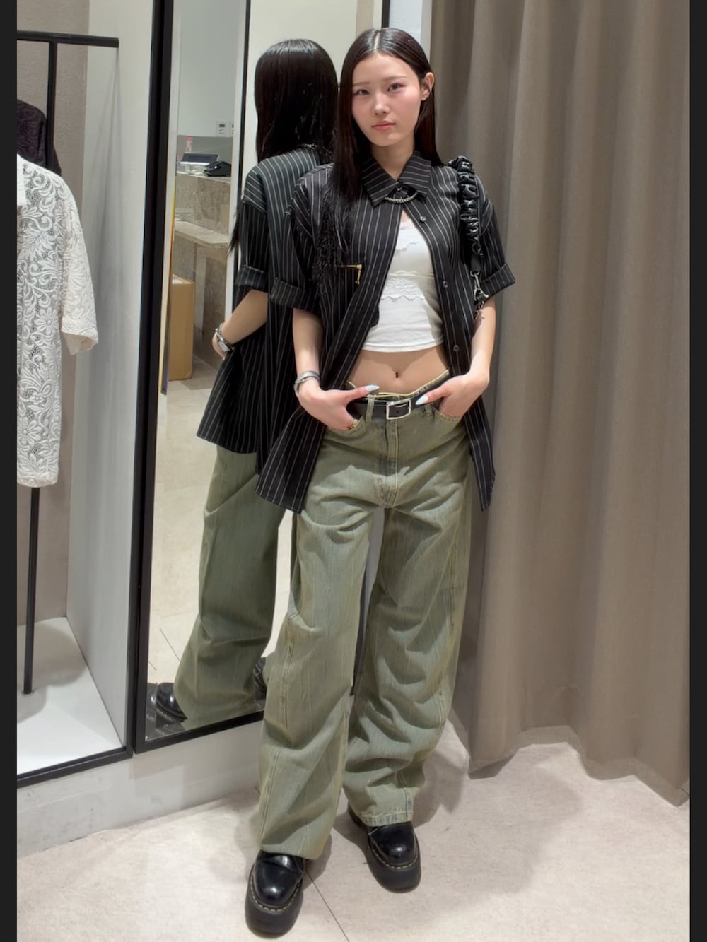 ブラック系のシャツ/ブラウス、グリーン系のデニムパンツ、ブラック系のショルダーバッグを着用したレディースの春コーディネートの3枚目の写真