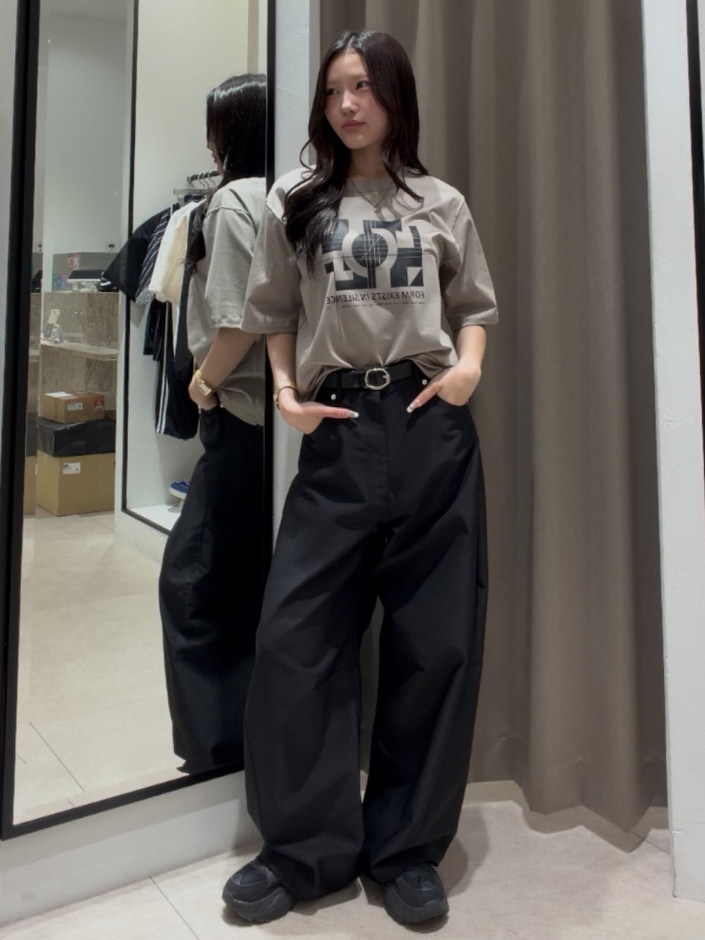 グレー系のTシャツ/カットソー、ブラック系のスラックス、ブラック系のベルトを着用したレディースの夏コーディネートの2枚目の写真