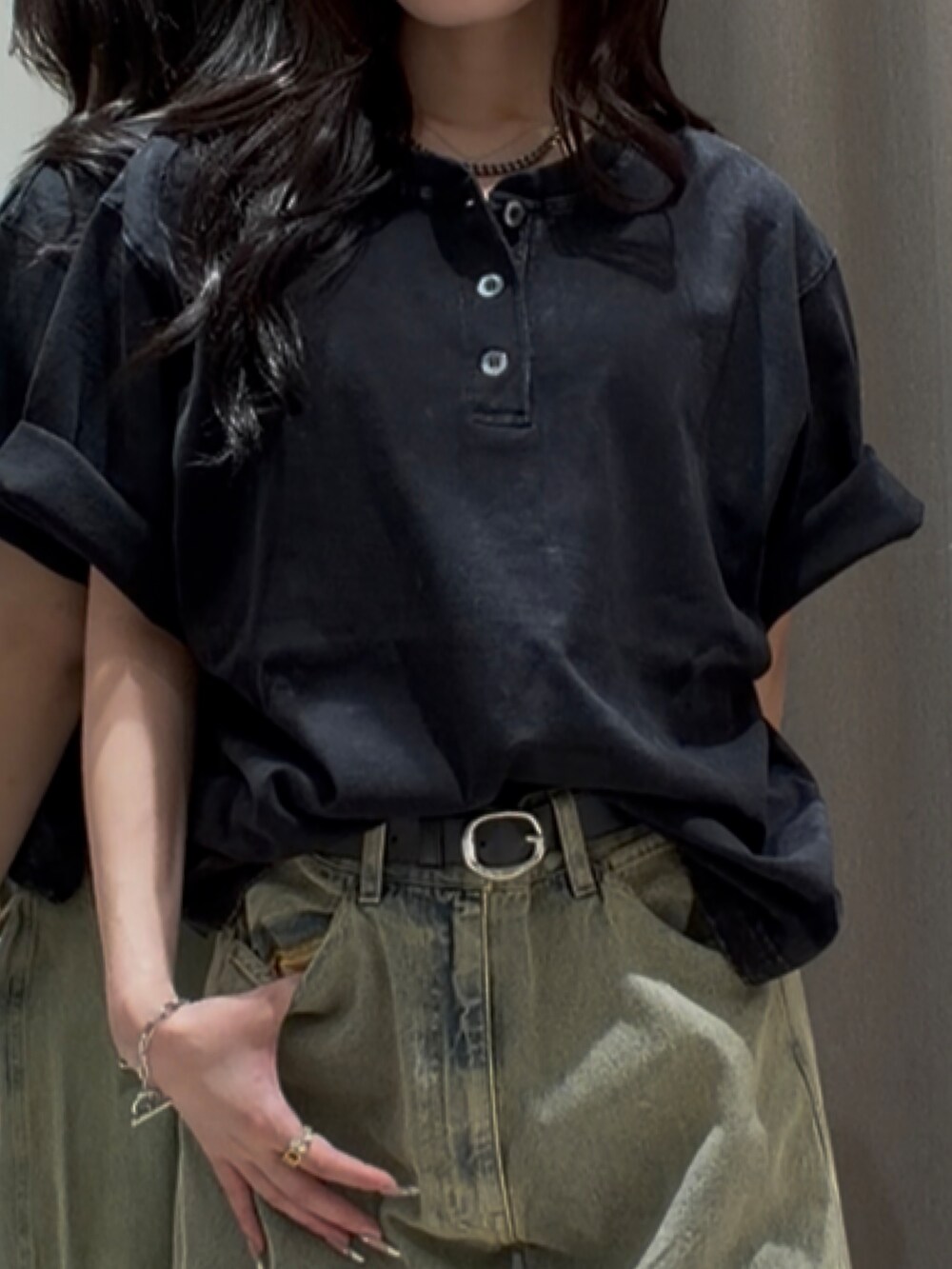 グレー系のTシャツ/カットソー、グリーン系のデニムパンツ、ブラック系のその他シューズを着用したレディースの夏コーディネートの5枚目の写真