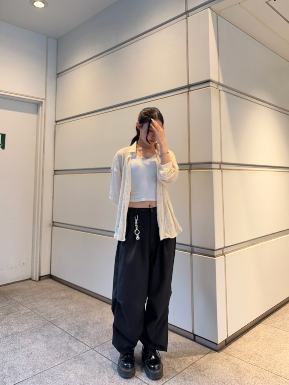 ブラック系のスラックス、ホワイト系のシャツ/ブラウス、シルバー系のネックレスを着用したレディースの春コーディネートの4枚目の写真