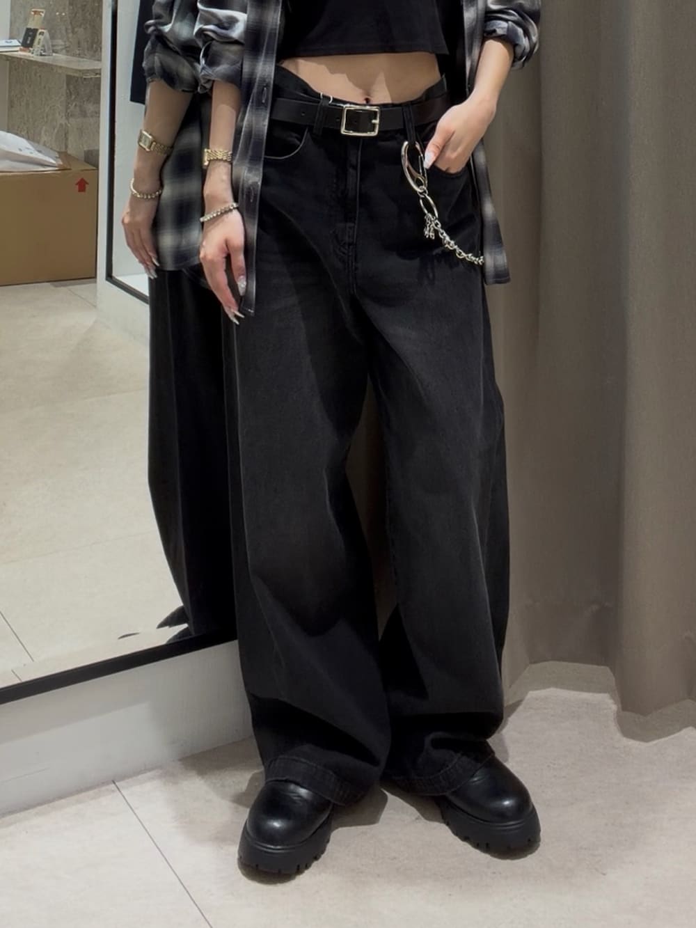 ブルー系のシャツ/ブラウス、ブラック系のその他シューズ、ブラック系のデニムパンツを着用したレディースの夏コーディネートの4枚目の写真