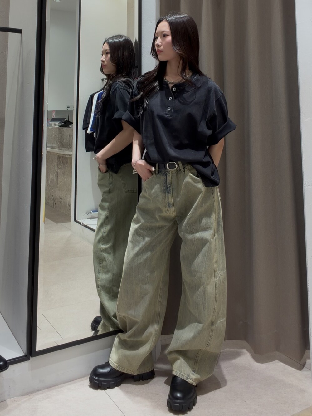 グレー系のTシャツ/カットソー、グリーン系のデニムパンツ、ブラック系のその他シューズを着用したレディースの夏コーディネートの3枚目の写真