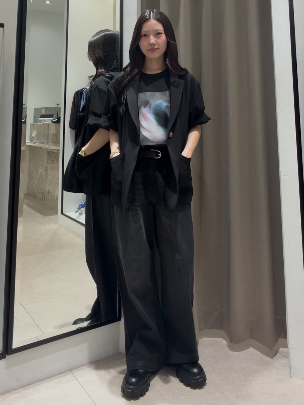 ブラック系のTシャツ/カットソー、ブラック系のテーラードジャケット、ブラック系のデニムパンツを着用したレディースの夏コーディネートの2枚目の写真