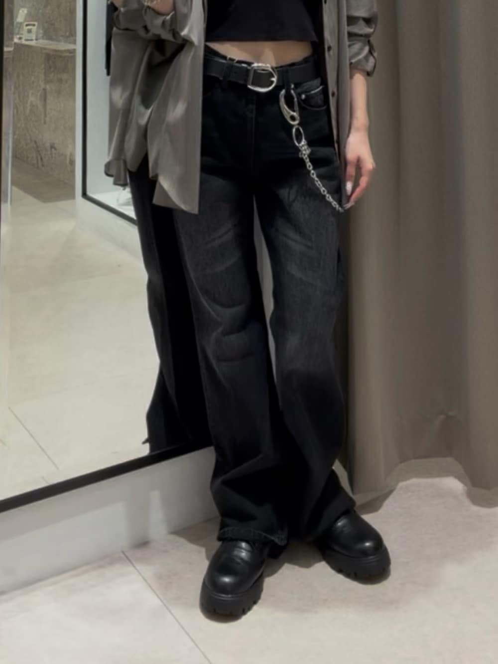グレー系のシャツ/ブラウス、ブルー系のデニムパンツ、ブラック系のその他シューズを着用したレディースの夏コーディネートの5枚目の写真
