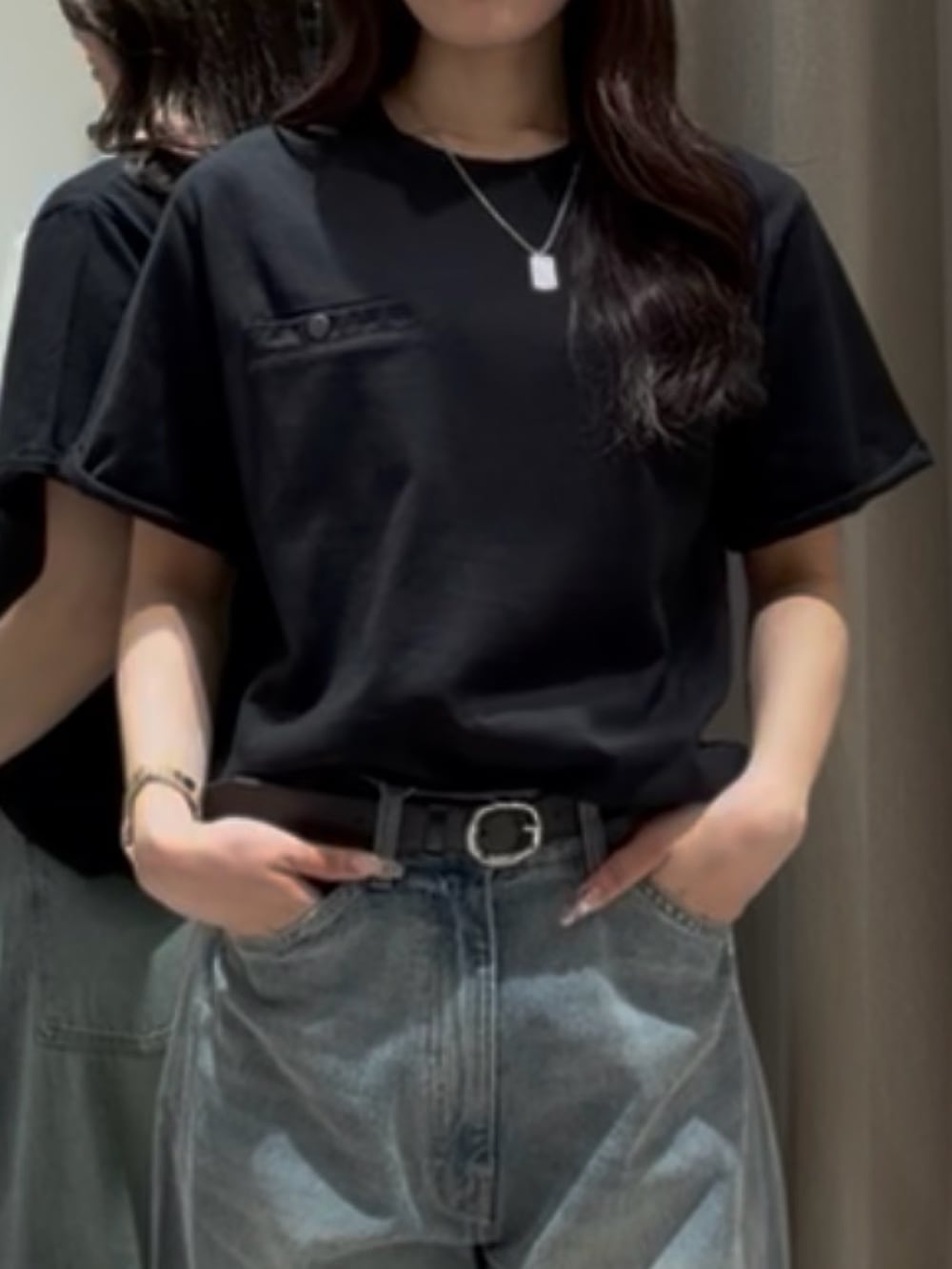 ブラック系のTシャツ/カットソー、ブルー系のデニムパンツ、ブラック系のベルトを着用したレディースの夏コーディネートの4枚目の写真