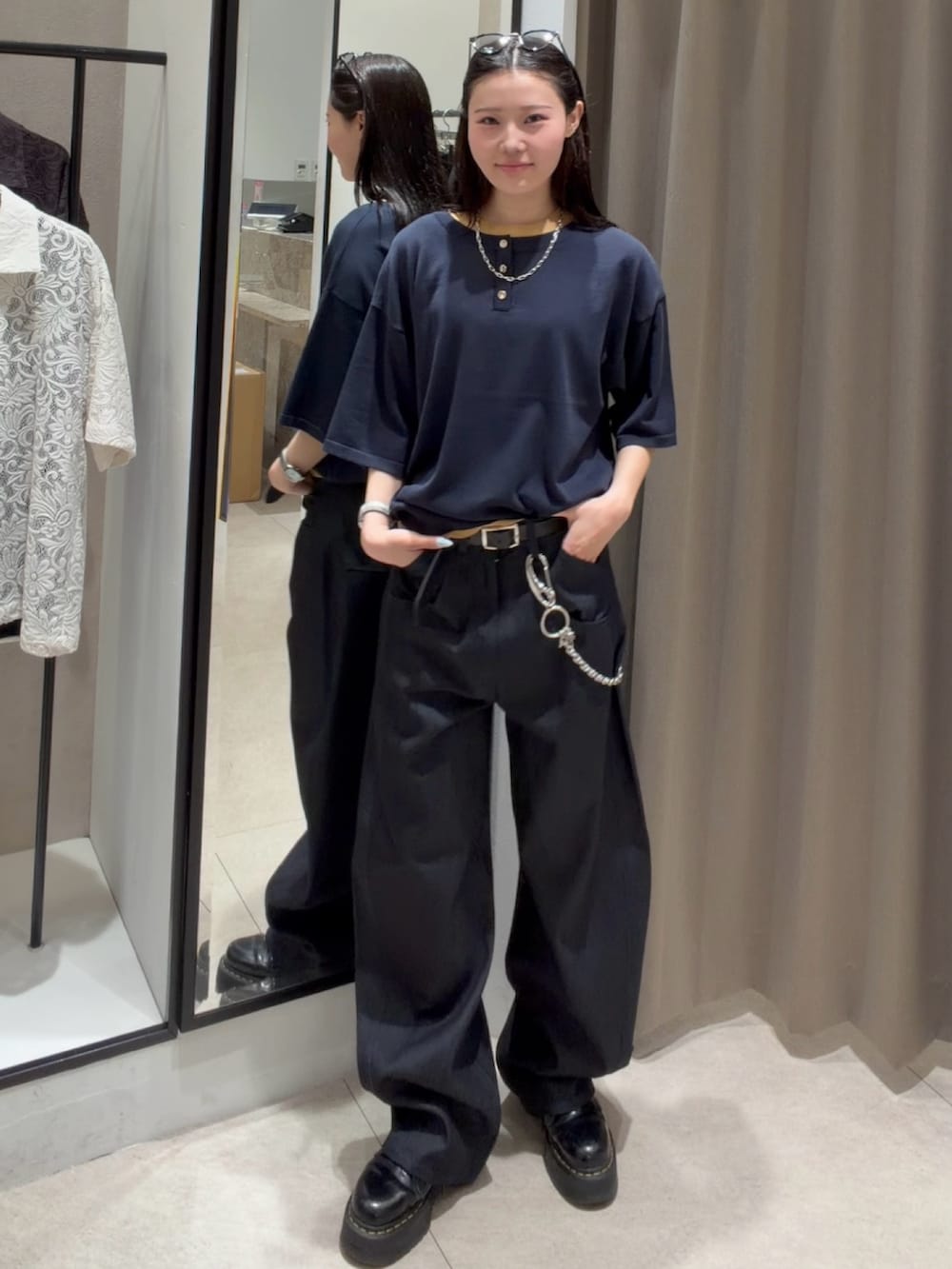 ブルー系のTシャツ/カットソー、ブルー系のデニムパンツ、ブラック系のベルトを着用したレディースの春コーディネートの4枚目の写真