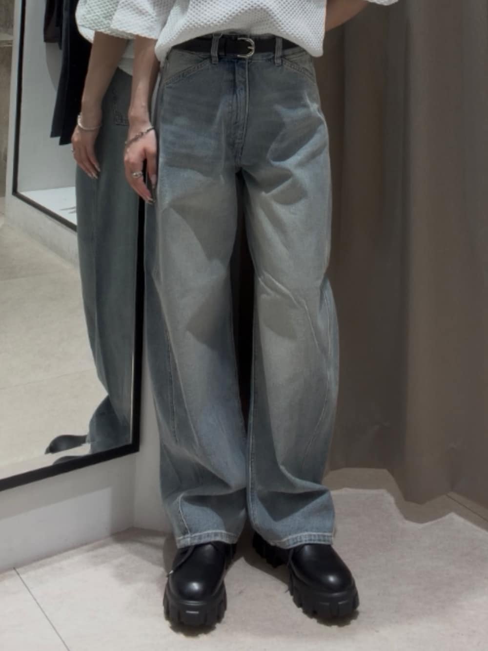ホワイト系のニット/セーター、ブルー系のデニムパンツ、ブラック系のその他シューズを着用したレディースの夏コーディネートの4枚目の写真