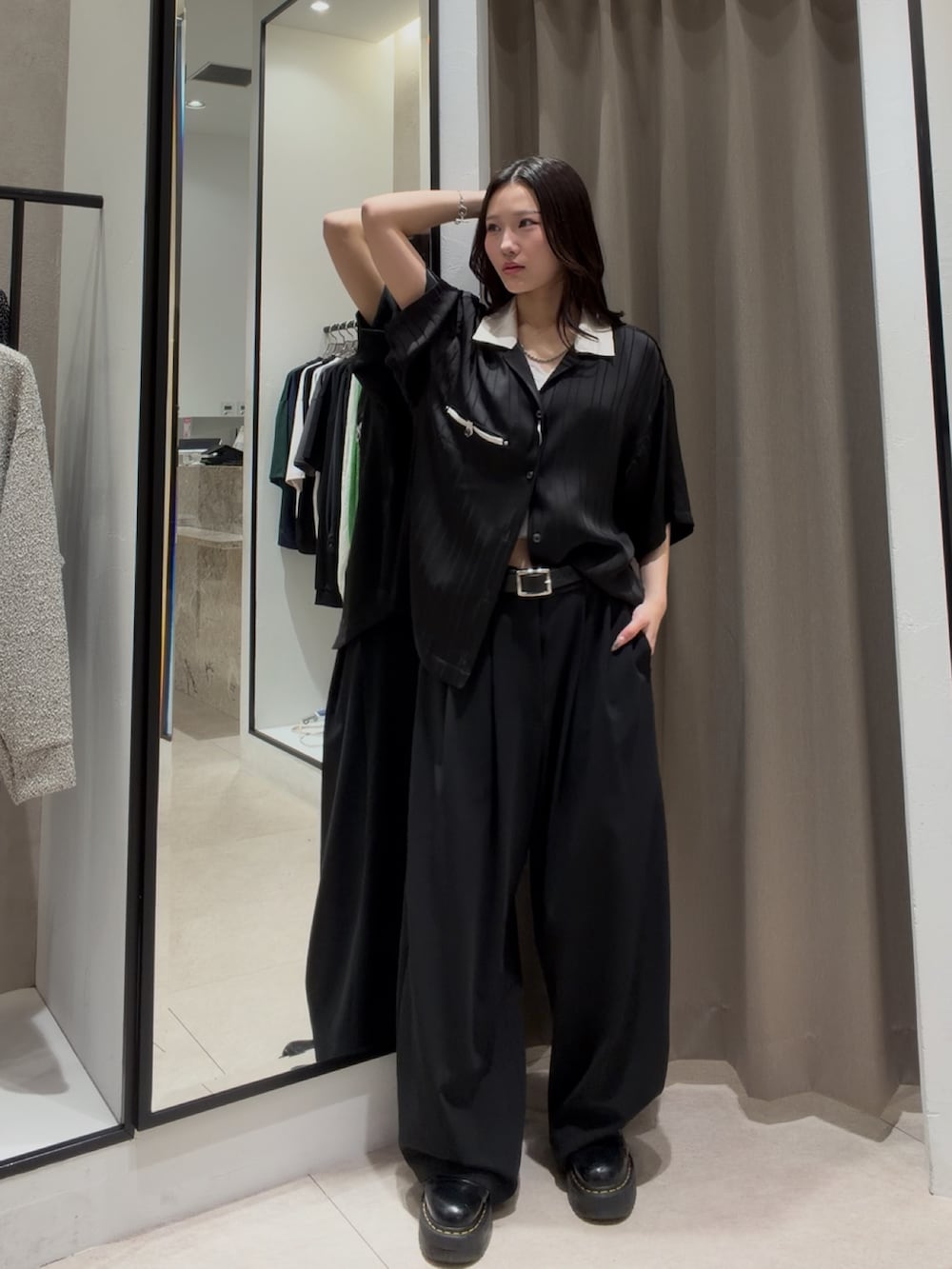ブラック系のスラックス、ブラック系のシャツ/ブラウス、ブラック系のベルトを着用したレディースの春コーディネートの2枚目の写真