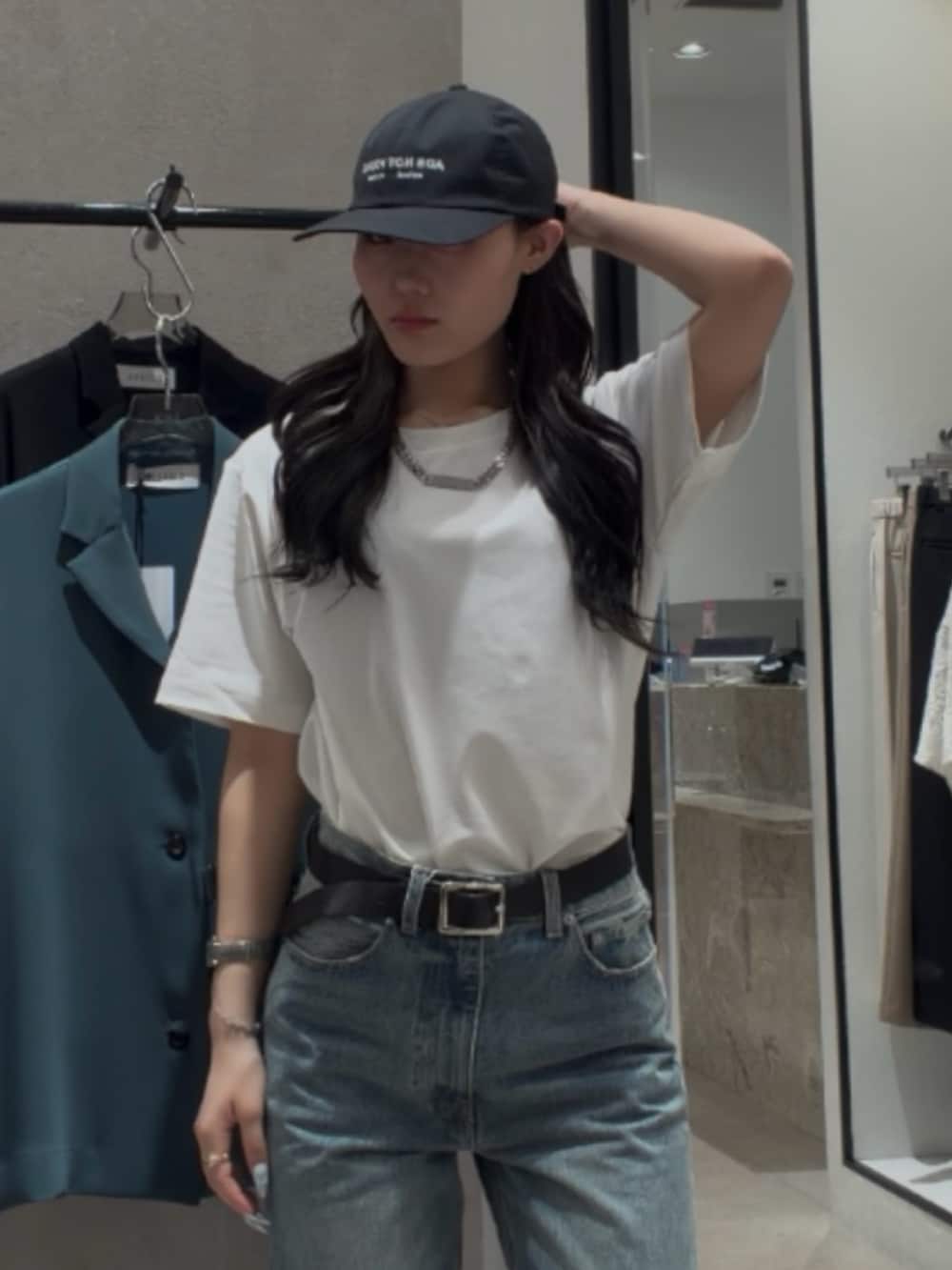 ホワイト系のTシャツ/カットソー、ブラック系のその他シューズ、ブルー系のデニムパンツを着用したレディースの春コーディネートの5枚目の写真