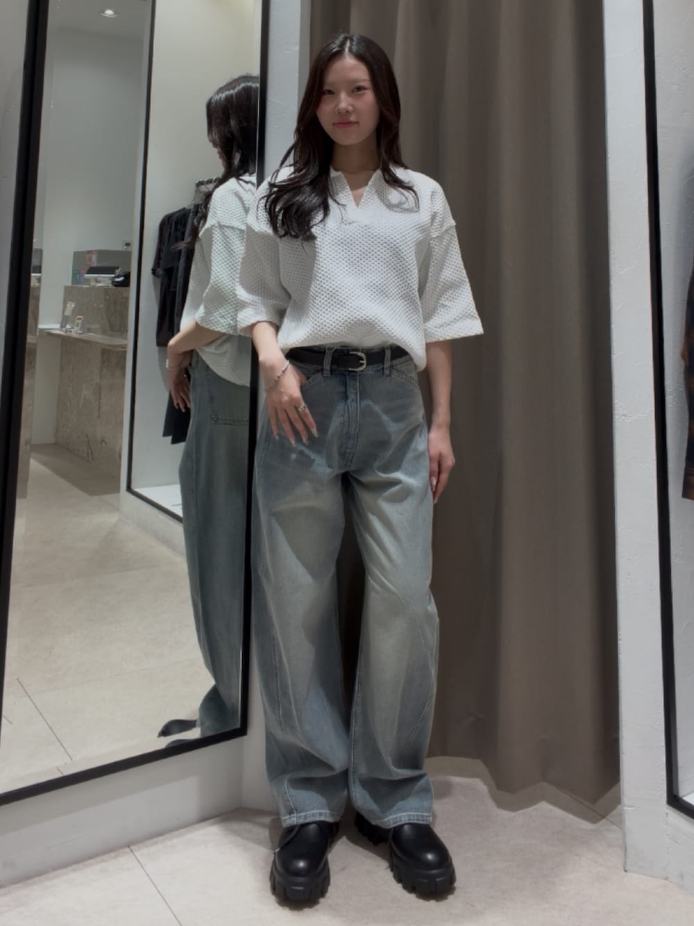 ホワイト系のニット/セーター、ブルー系のデニムパンツ、ブラック系のその他シューズを着用したレディースの夏コーディネートの3枚目の写真