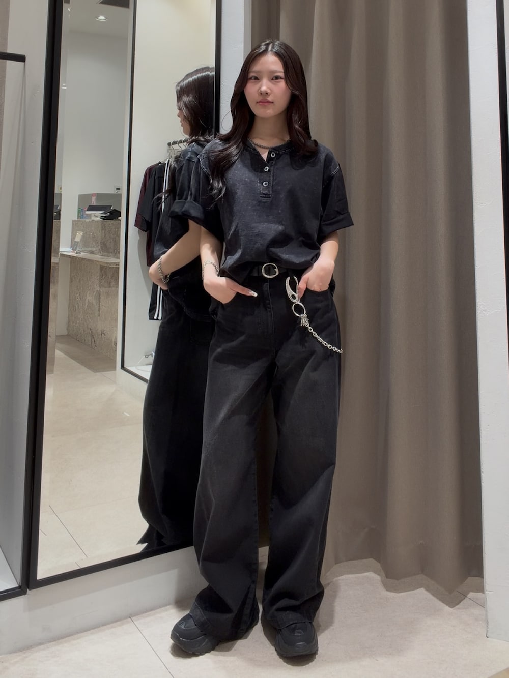 ブラック系のデニムパンツ、グレー系のTシャツ/カットソー、ブラック系のベルトを着用したレディースの夏コーディネートの2枚目の写真