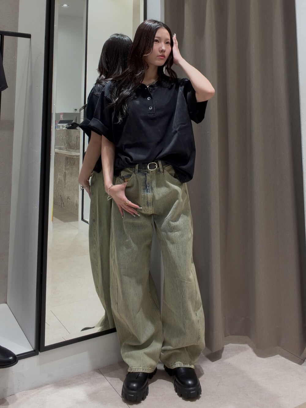 グレー系のTシャツ/カットソー、グリーン系のデニムパンツ、ブラック系のその他シューズを着用したレディースの夏コーディネートの2枚目の写真