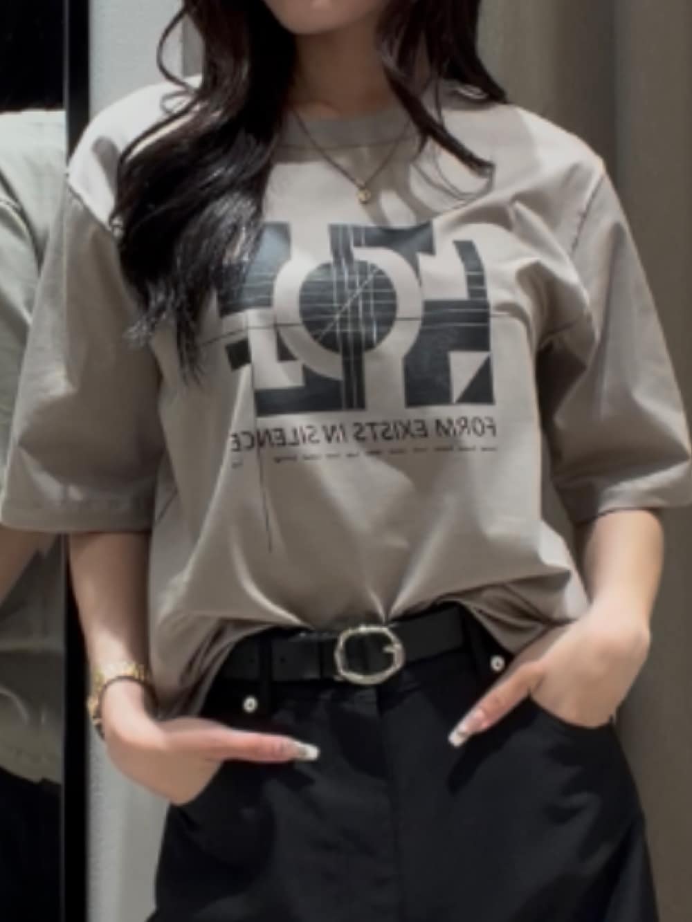 グレー系のTシャツ/カットソー、ブラック系のスラックス、ブラック系のベルトを着用したレディースの夏コーディネートの5枚目の写真