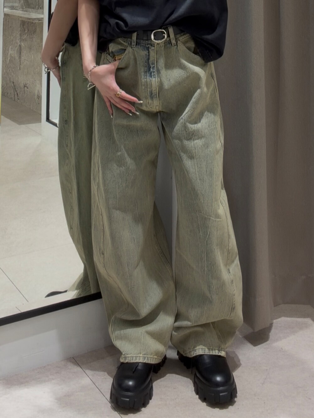 グレー系のTシャツ/カットソー、グリーン系のデニムパンツ、ブラック系のその他シューズを着用したレディースの夏コーディネートの6枚目の写真