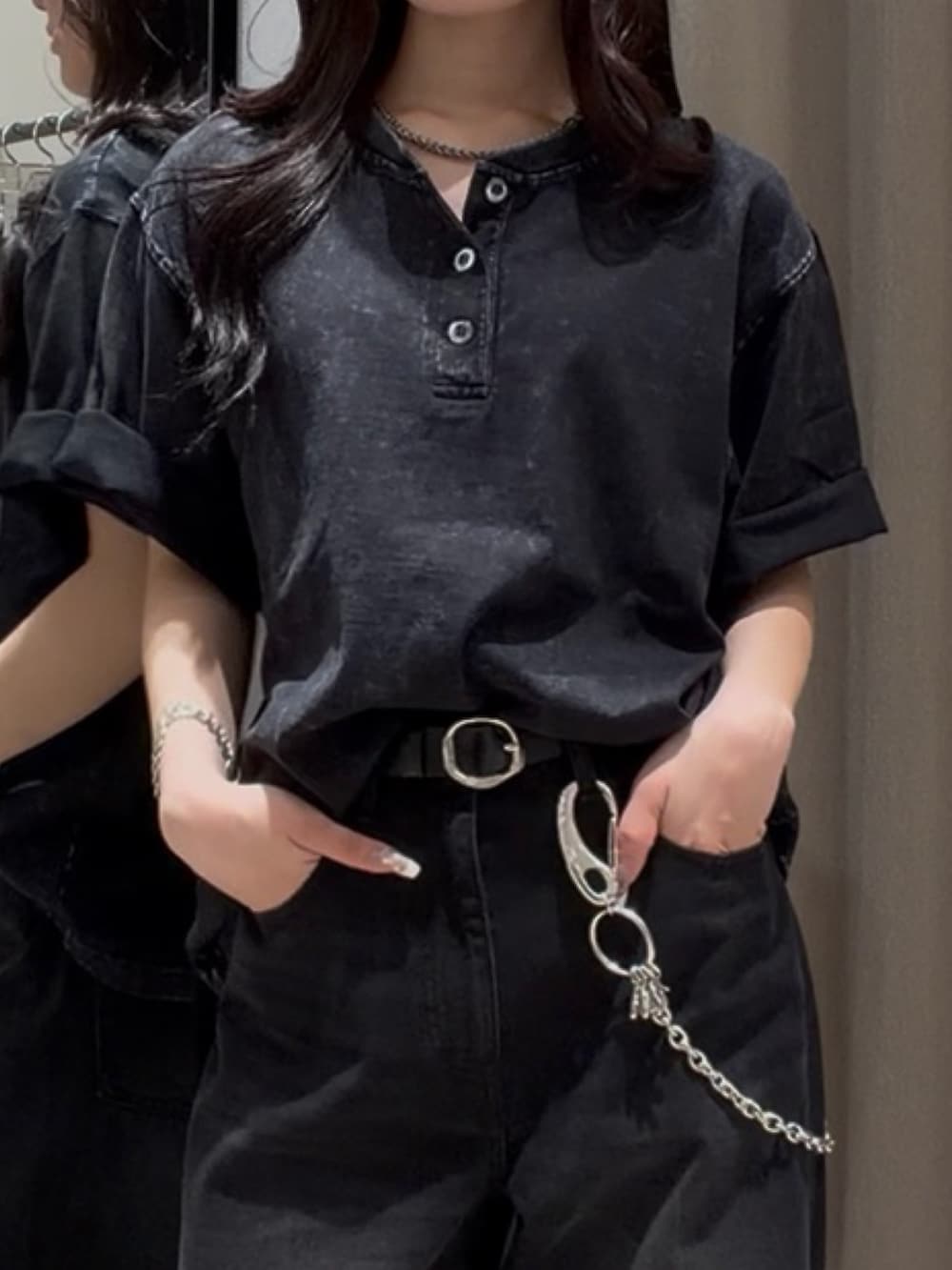 ブラック系のデニムパンツ、グレー系のTシャツ/カットソー、ブラック系のベルトを着用したレディースの夏コーディネートの4枚目の写真