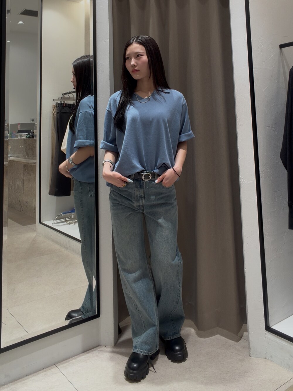 ブルー系のTシャツ/カットソー、ブルー系のデニムパンツ、ブラック系のその他シューズを着用したレディースの春コーディネートの5枚目の写真